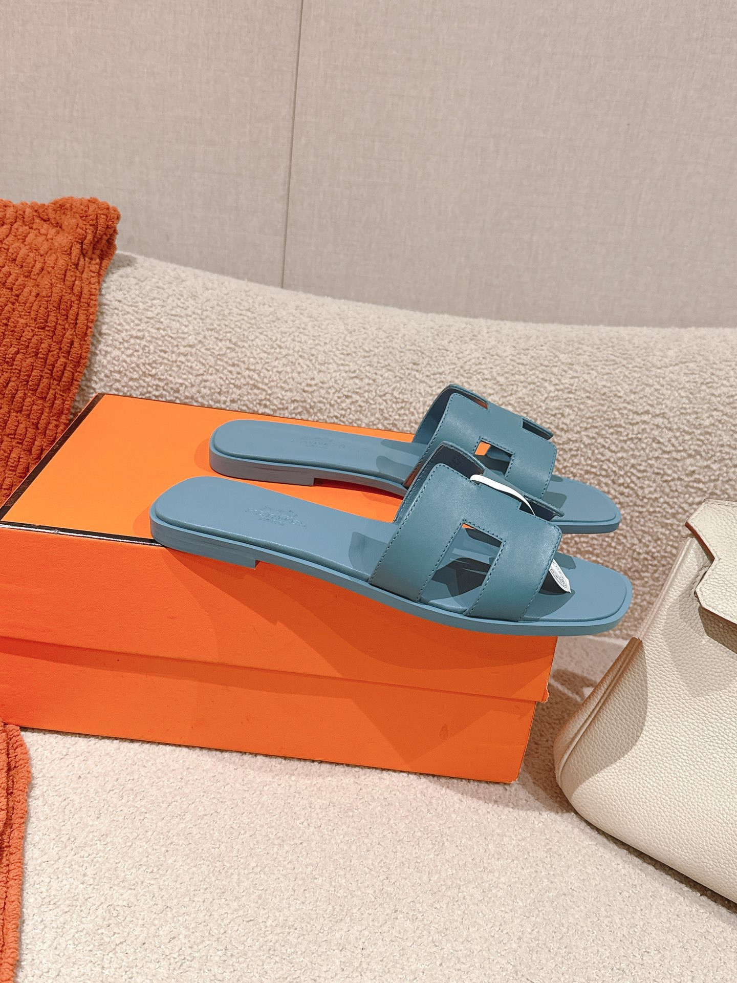 ua H**mes oran sandal
