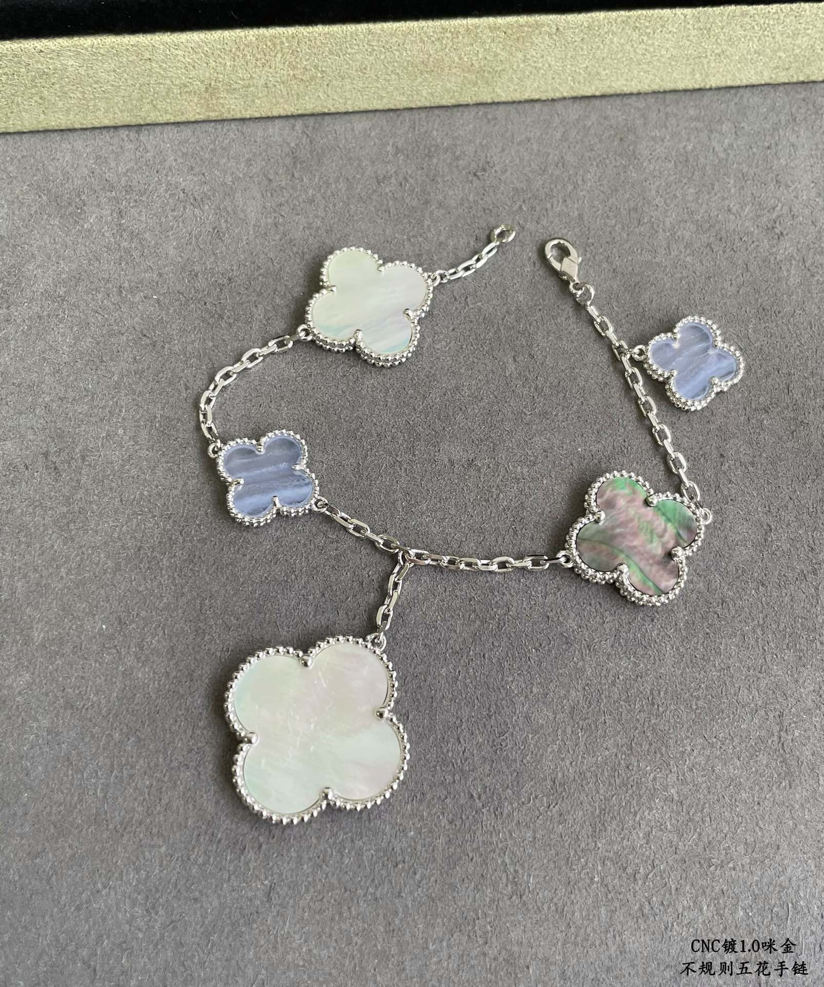 V*N CL*F & arpels irregular five-leaf clover bracelet