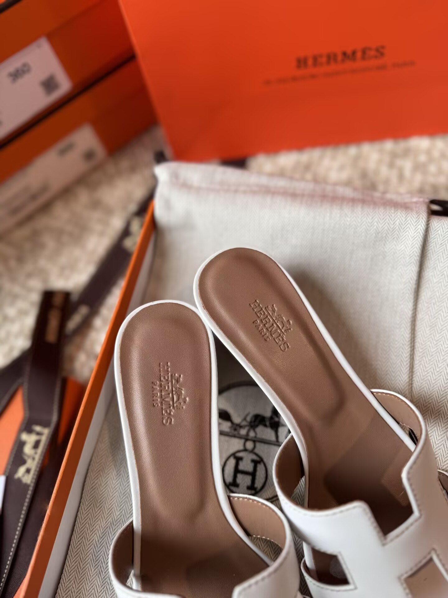 ua H**mes oasis white sandal