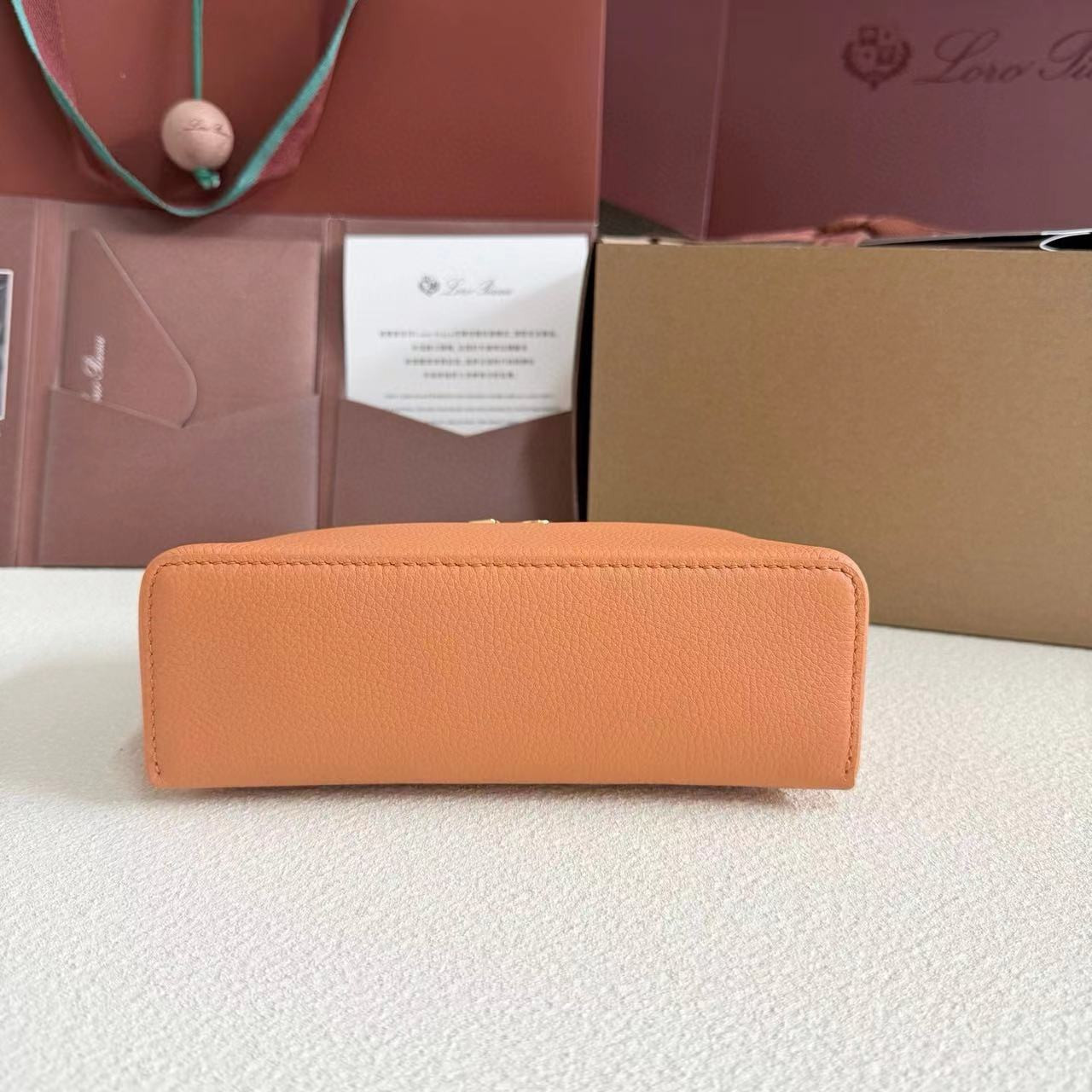 L**o p*ana extra pocket l19 grained calfskin 11 x 19 x 6.5 cm