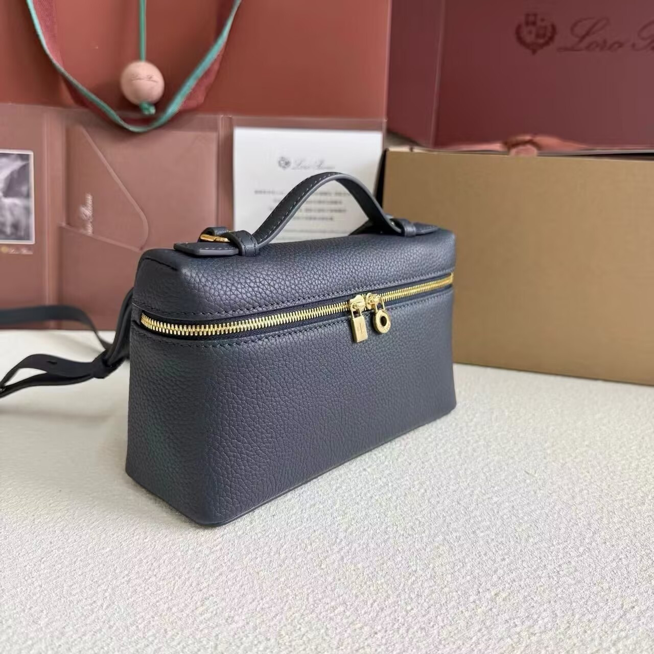 L**o p*ana extra pocket l19 grained calfskin 11 x 19 x 6.5 cm