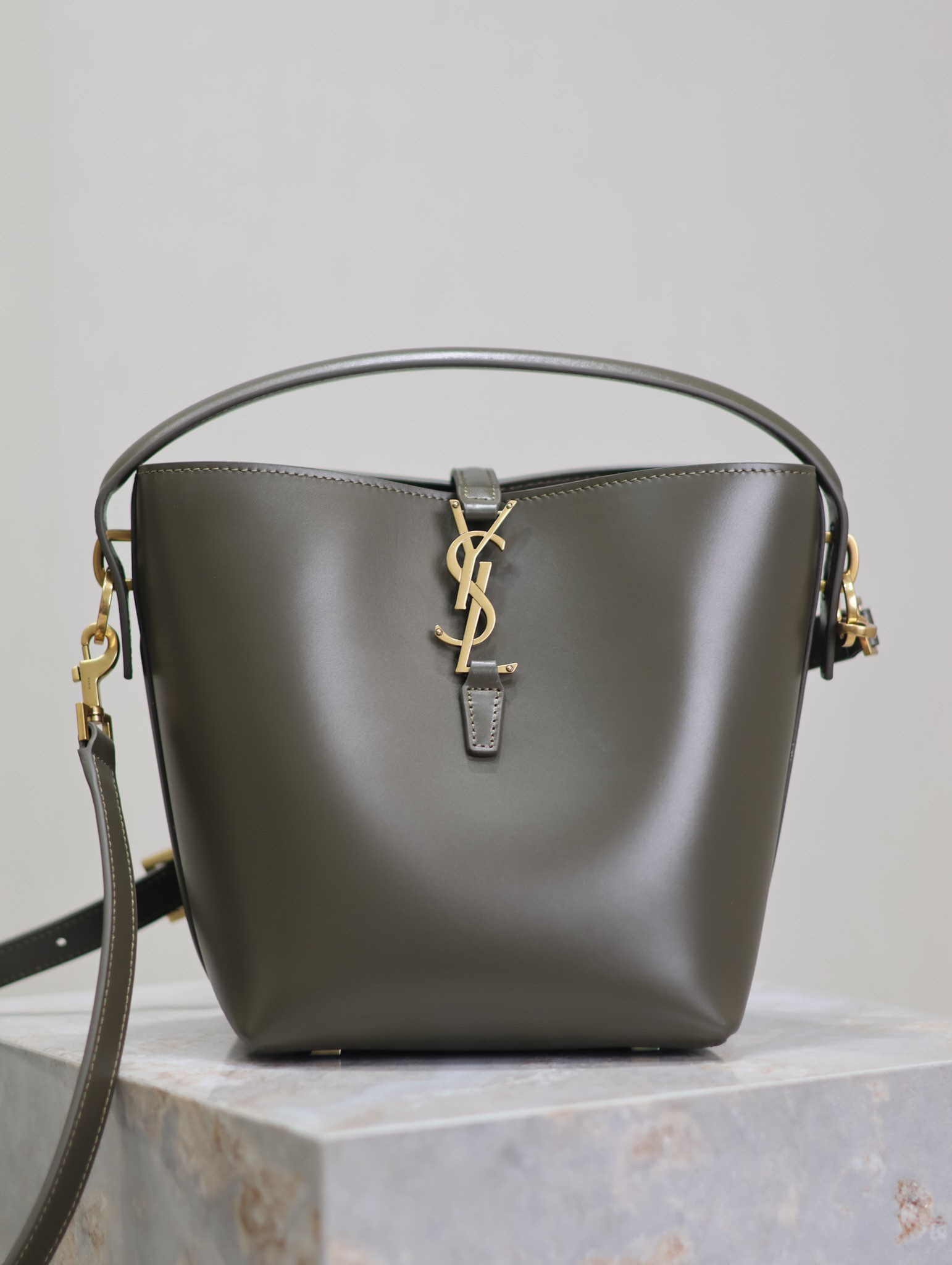 Y*L le 37 in shiny leather 17x20x13cm