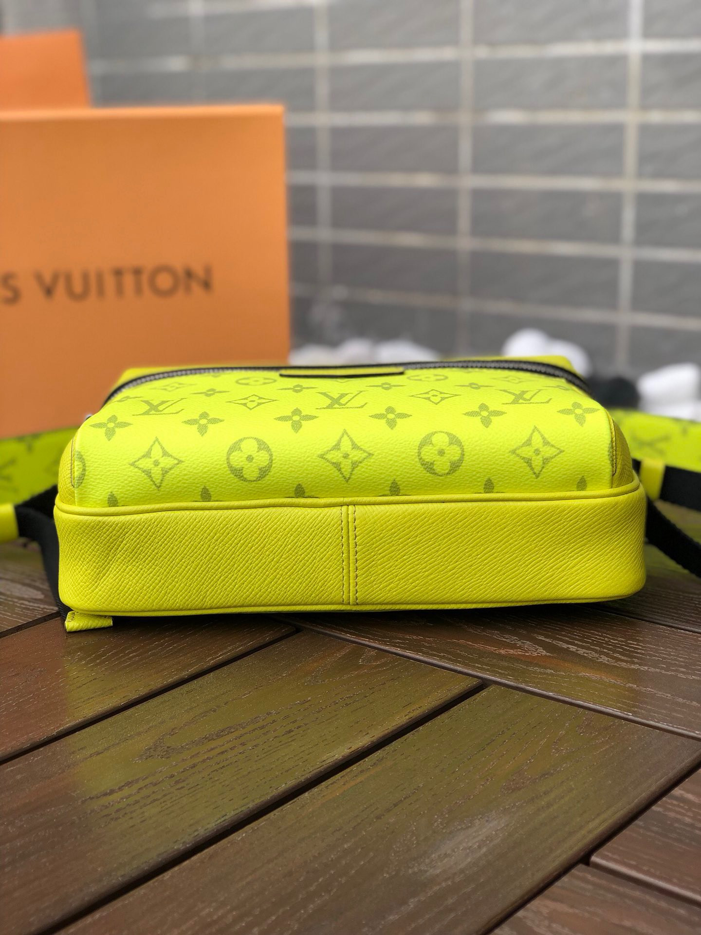 LV OUTDOOR MESSENGER M30239