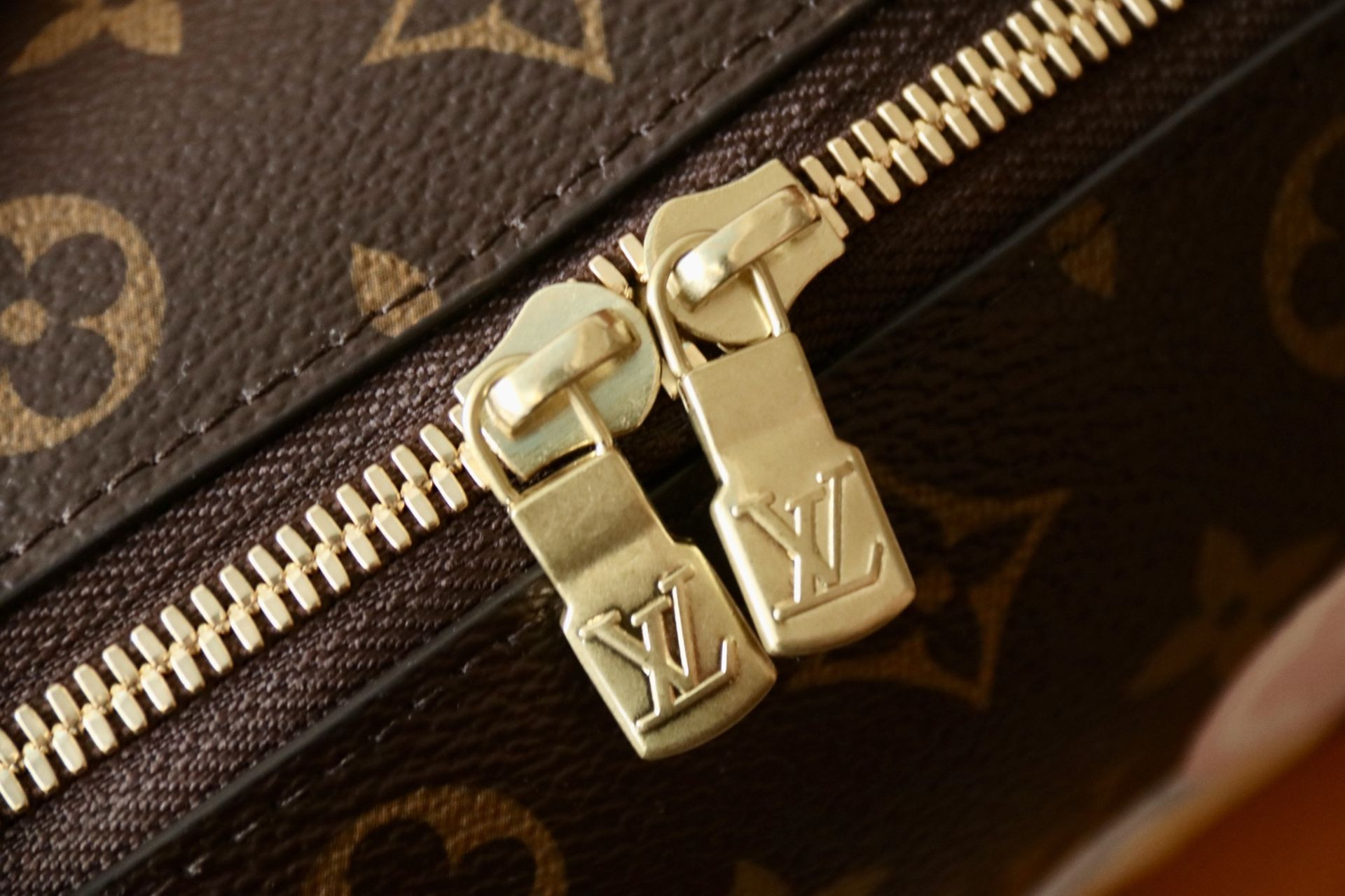 LV Cosmetic Pouch GM M14891 27x18x9cm