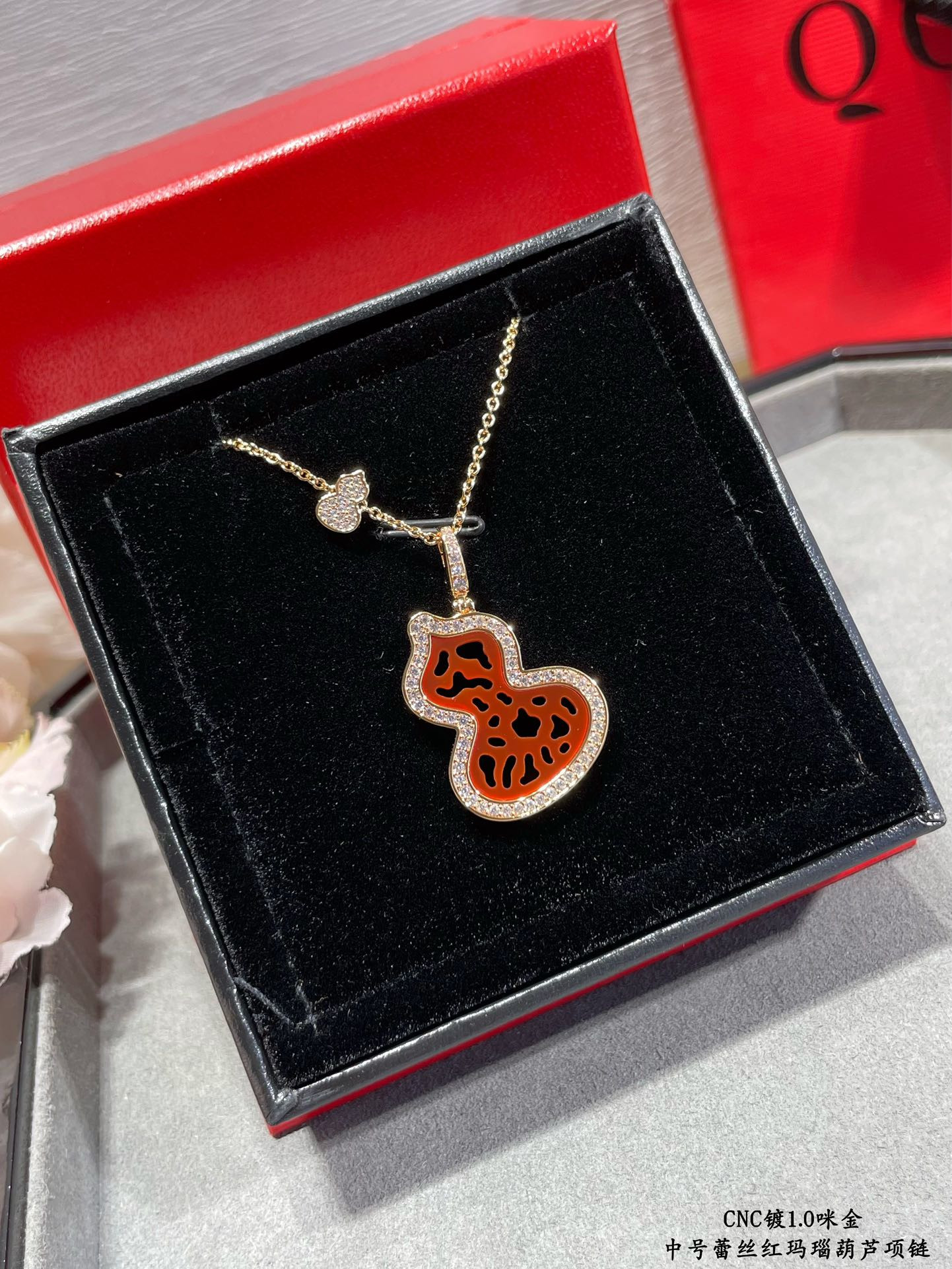 Qee1in medium lace red agate gourd necklace