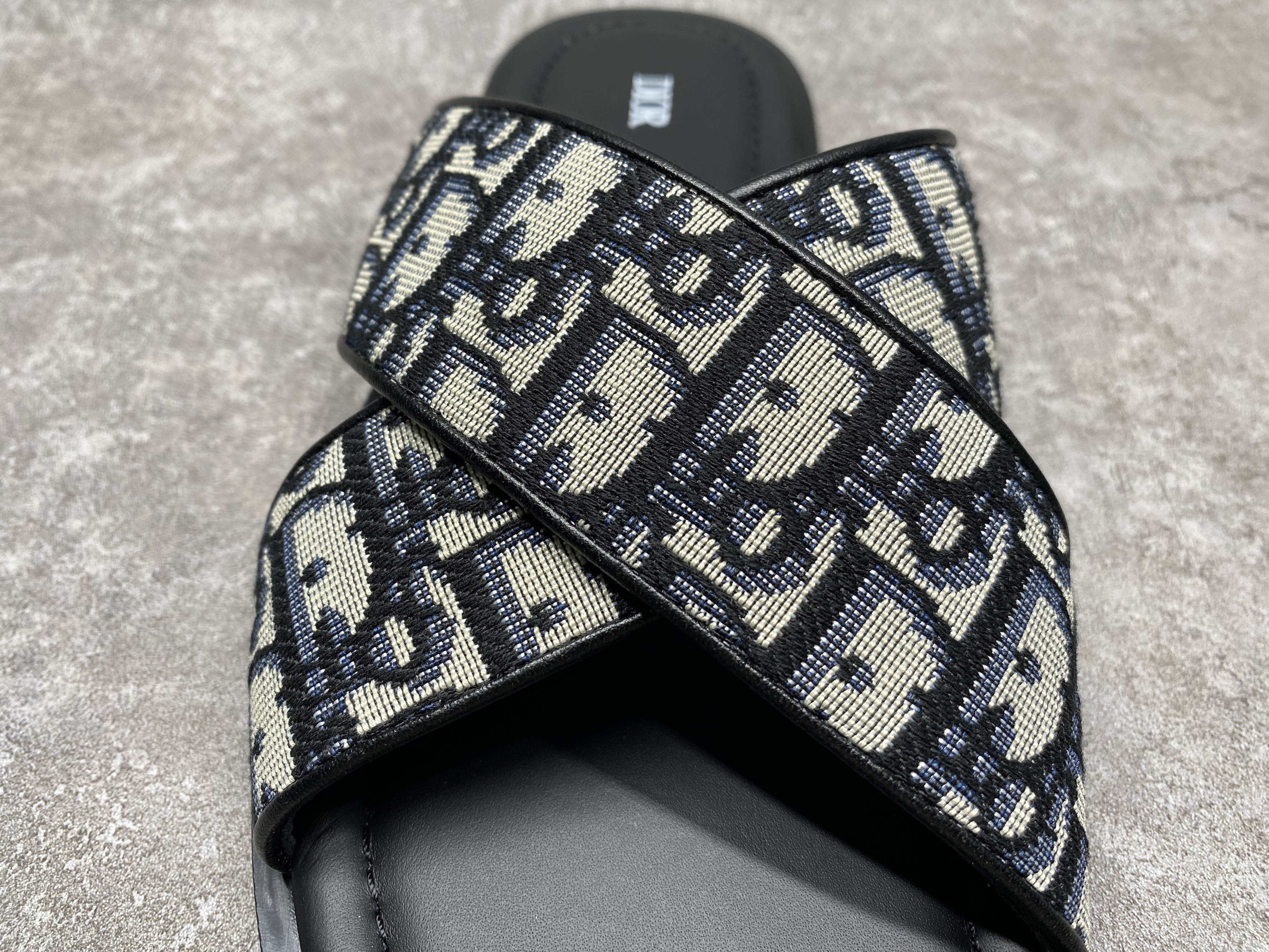 ua D*or alias sandal