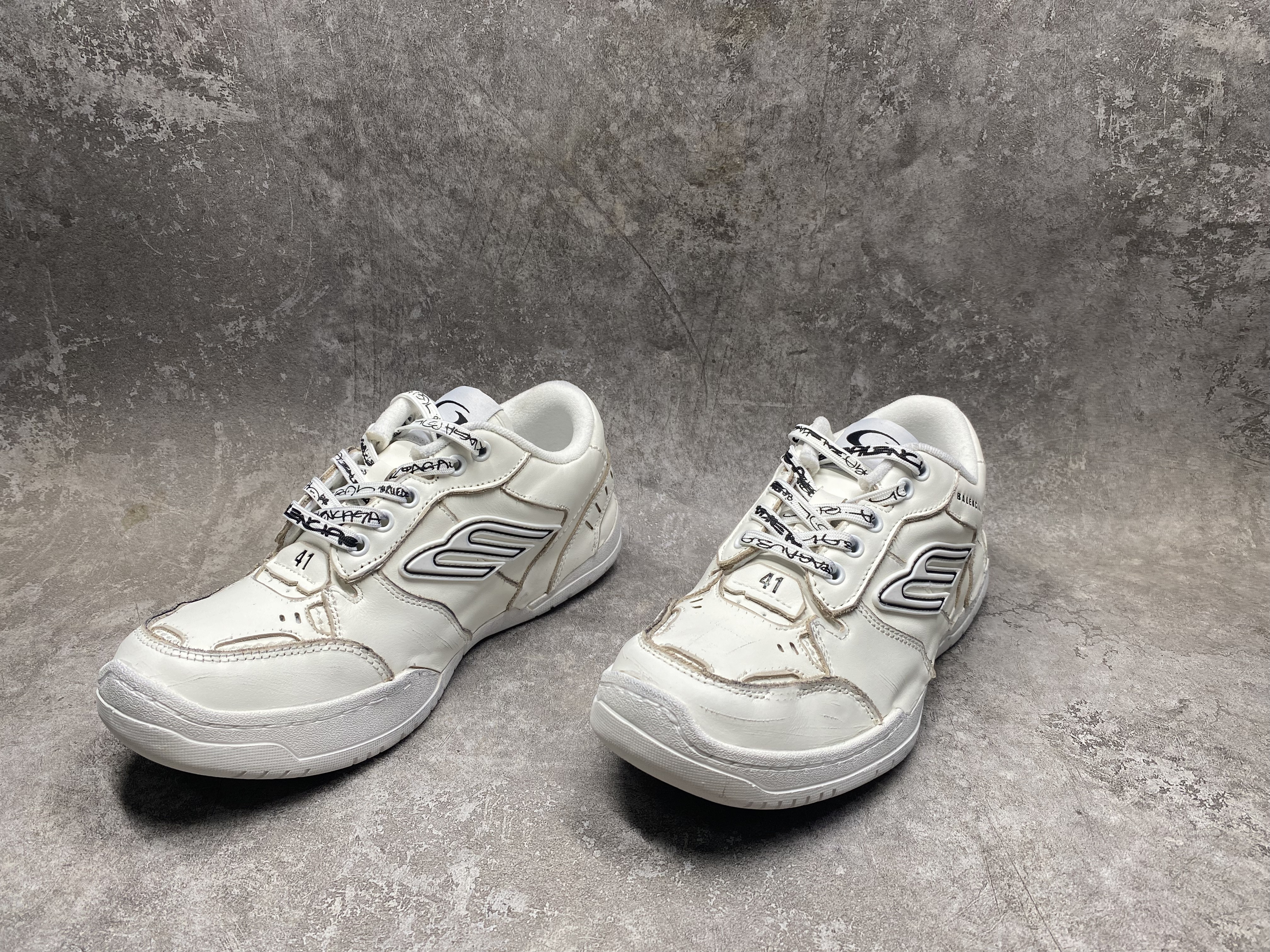 ua Ba*len*cia*ga hamptons medium worn-out sneaker in white(run one size large)