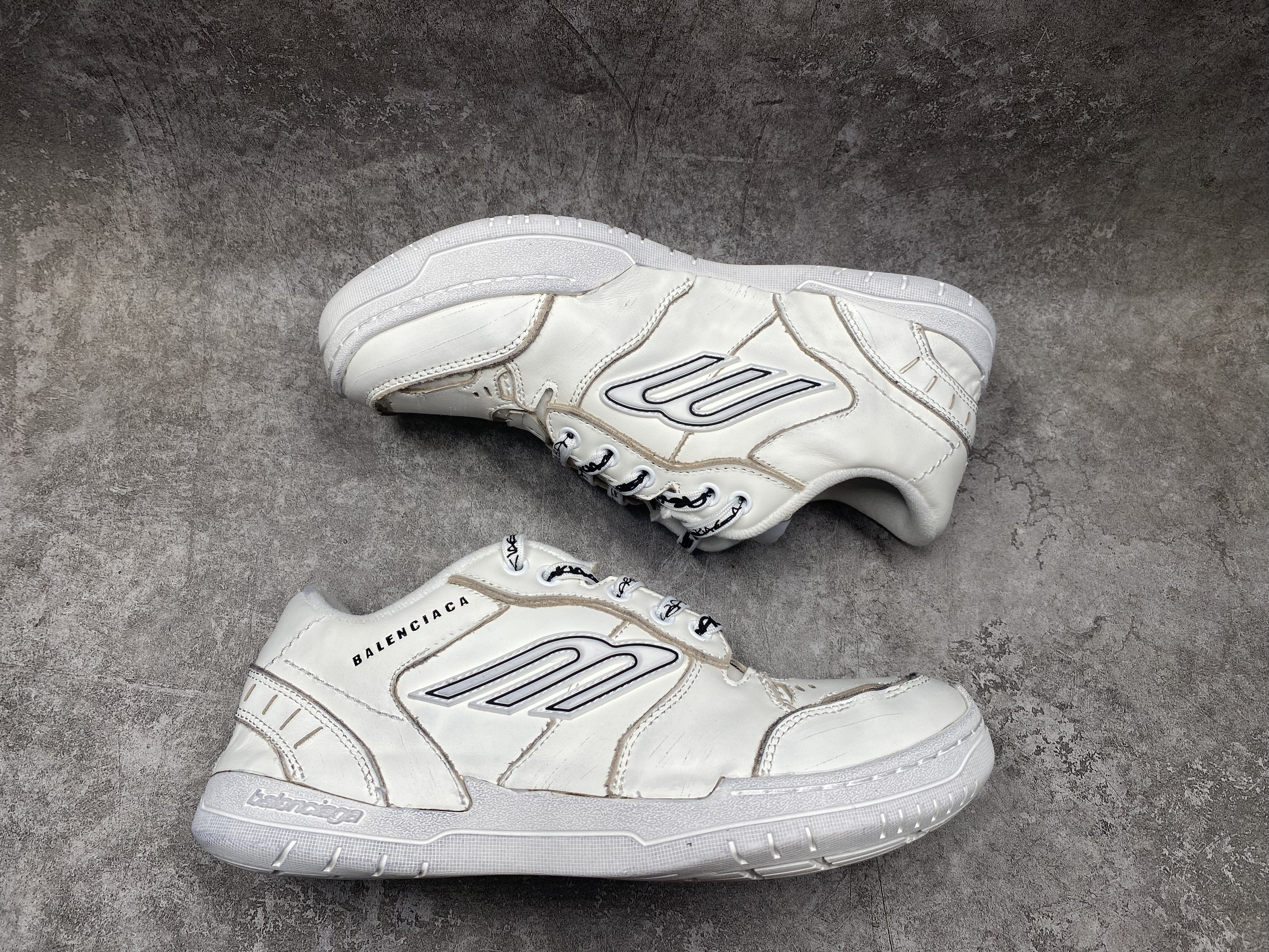 ua Ba*len*cia*ga hamptons medium worn-out sneaker in white(run one size large)
