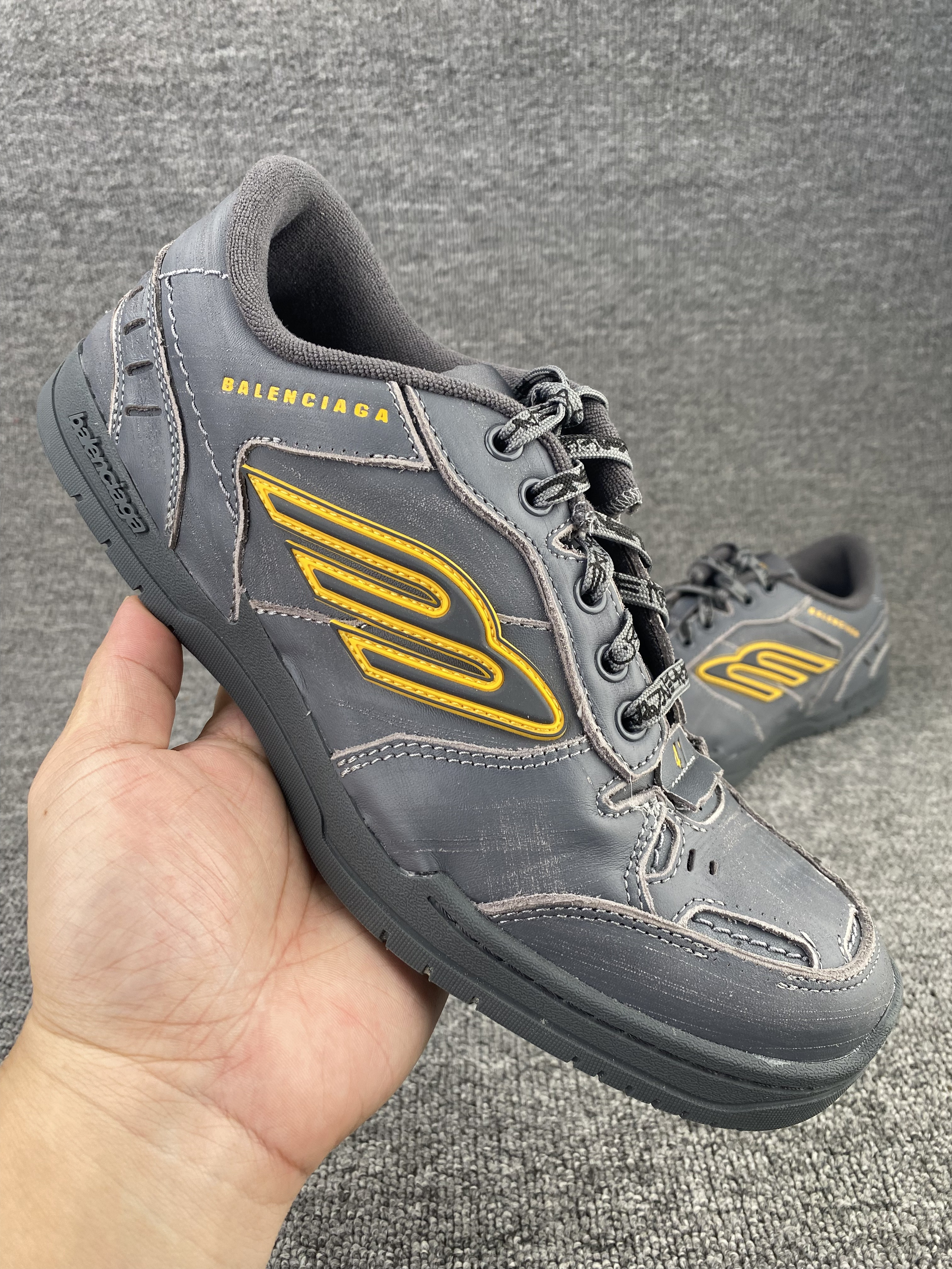 ua Ba*len*cia*ga hamptons worn-out sneaker in grey/yellow(run one size large)