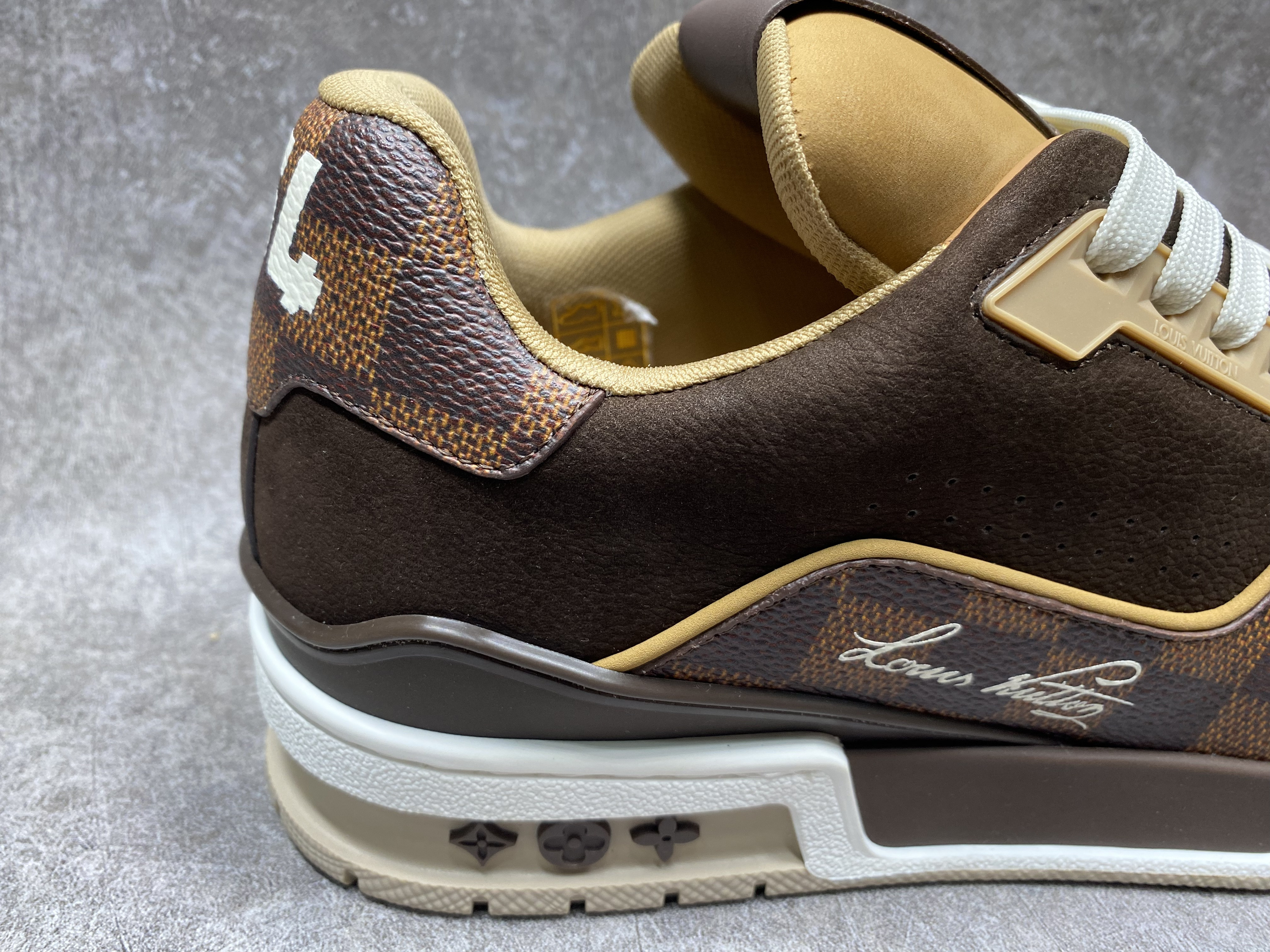 UA LV trainer Sneakers
