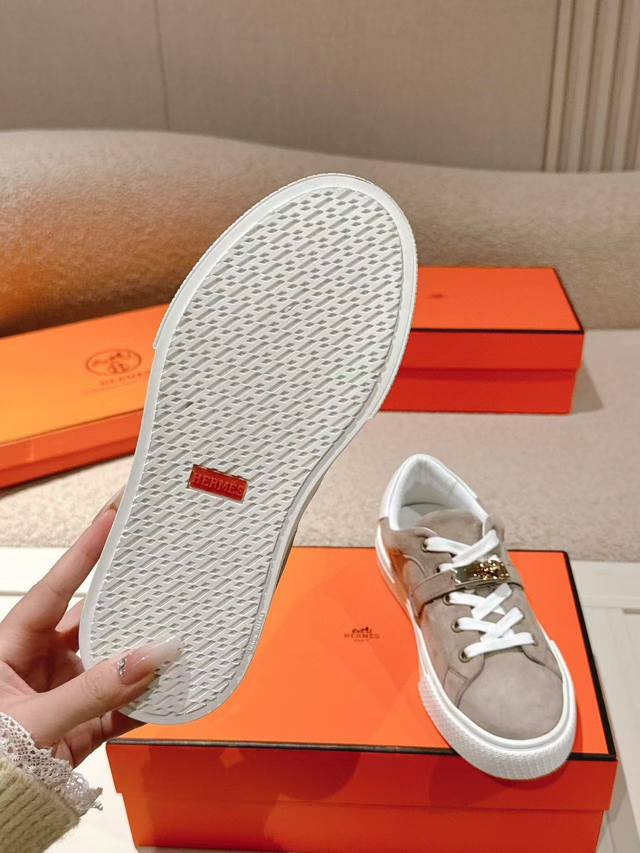 ua H**mes day sneaker
