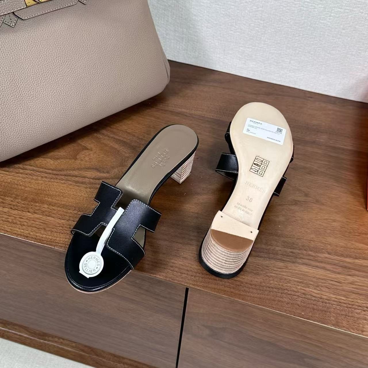 ua H**mes oasis sandal