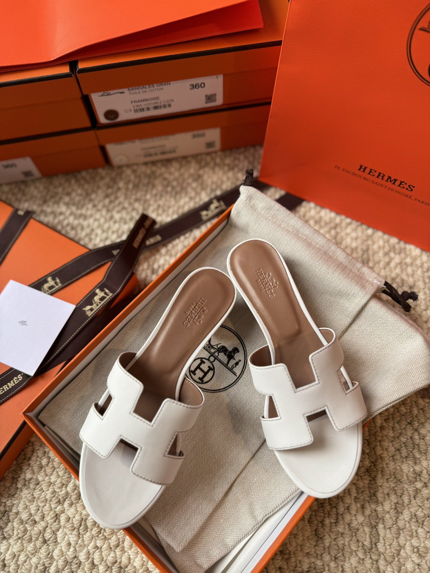 ua H**mes oasis white sandal