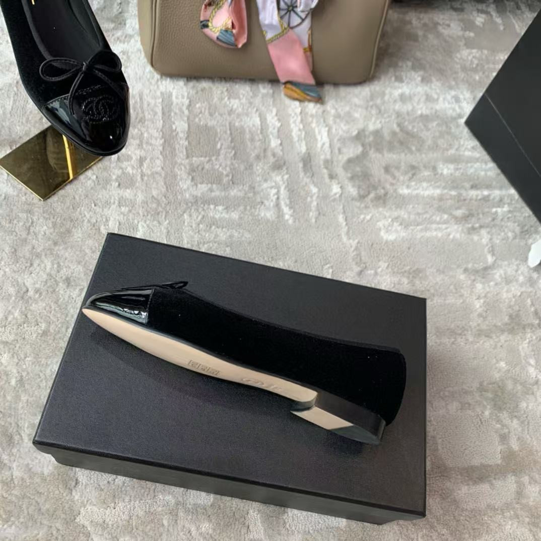 ua Ch*el ballet flats