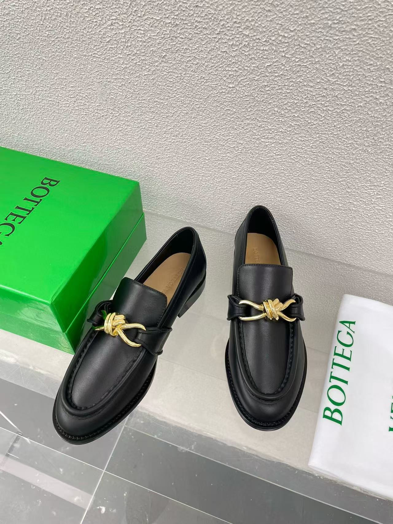 ua bo*te*ga Ve*ne*ta loafers shoes