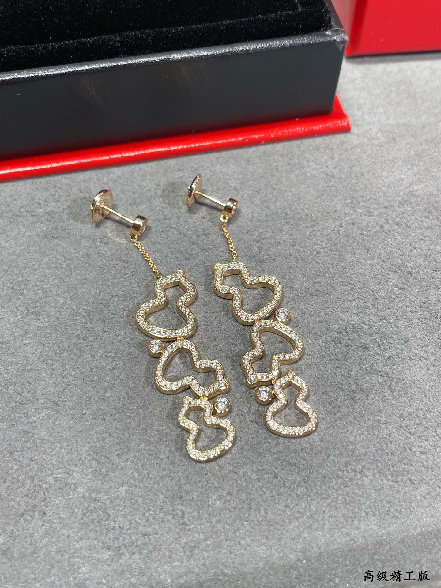 Qee1in triple gourd full di*m*nd stud earrings