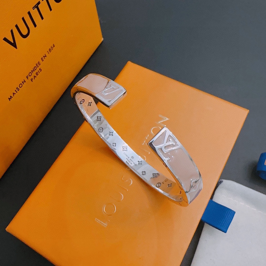 l0*is V*t0n bracelet