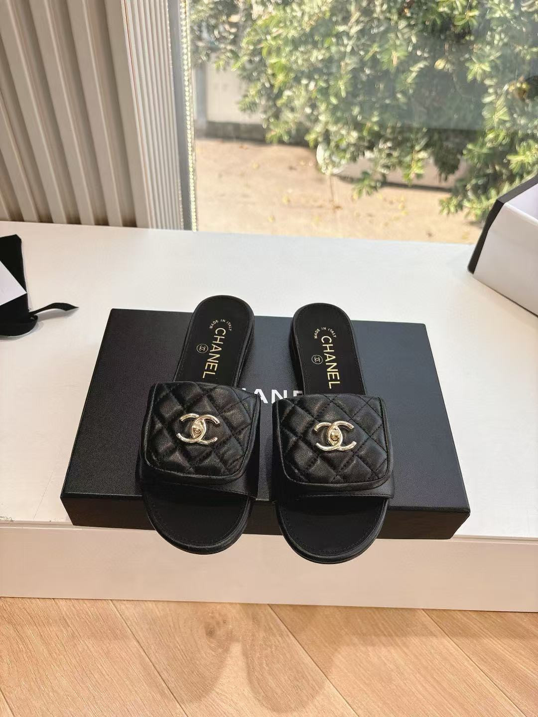ua Ch*el slippers