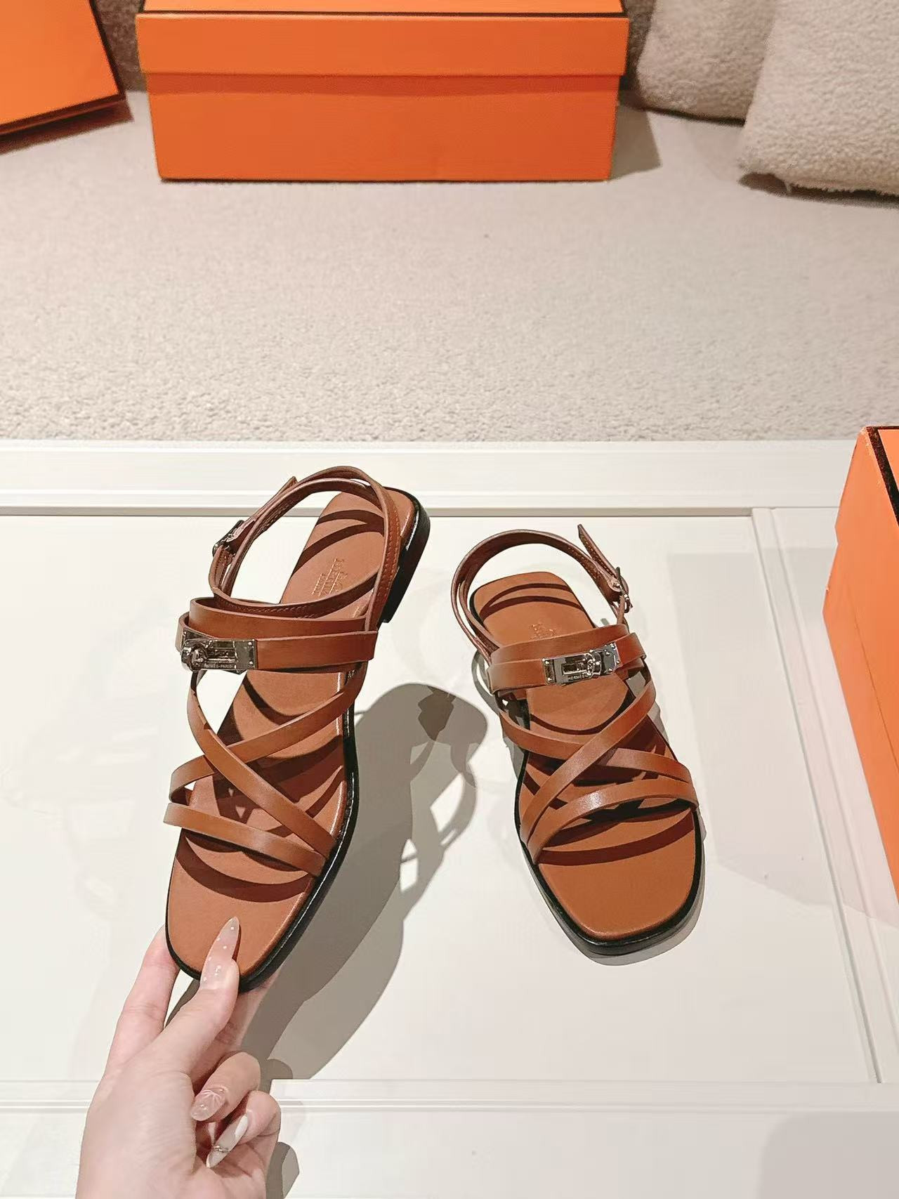 ua H**mes june sandal