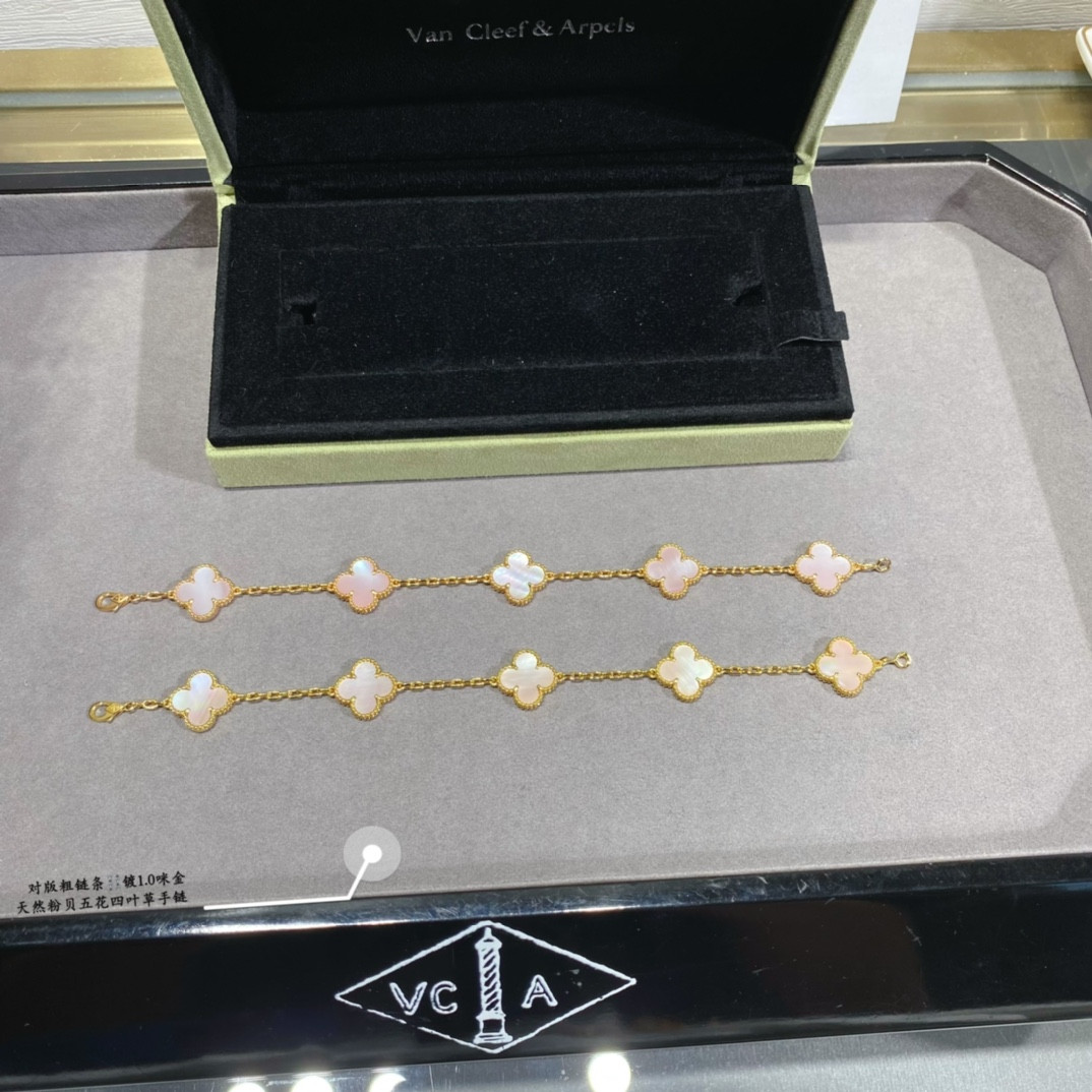 V*N CL*F & arpels natural pink shell five-flower four-leaf clover bracelet