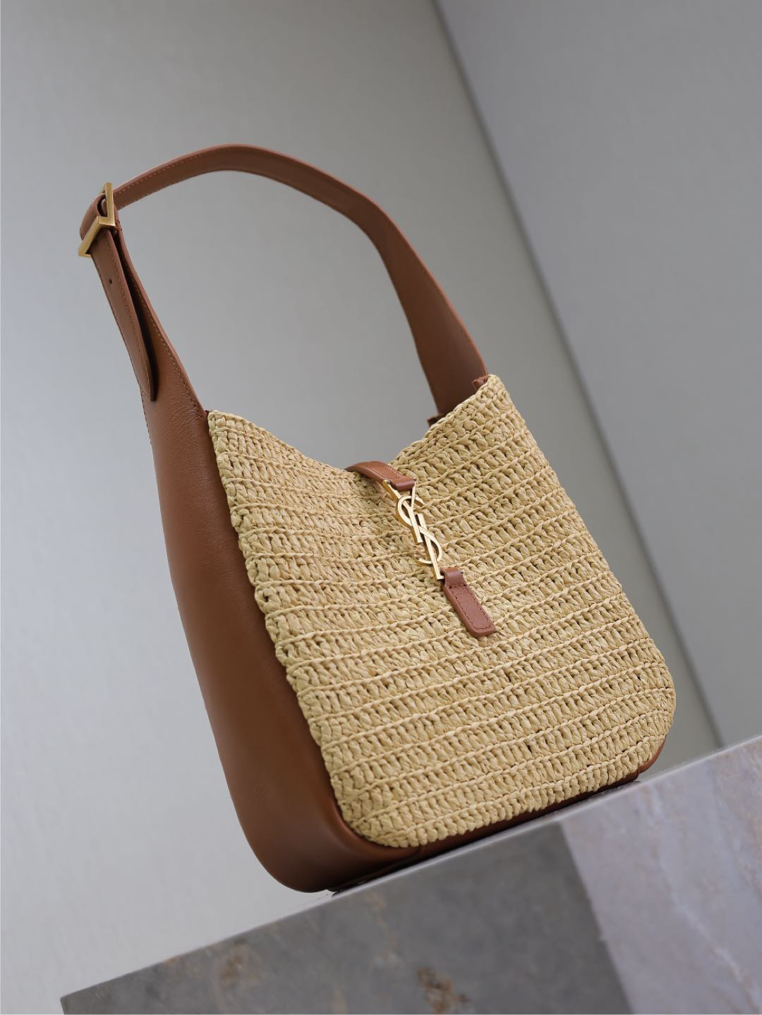 y*l le 5 À 7 S*pple small in raffia and leather 22 x  22 x 7-9 cm