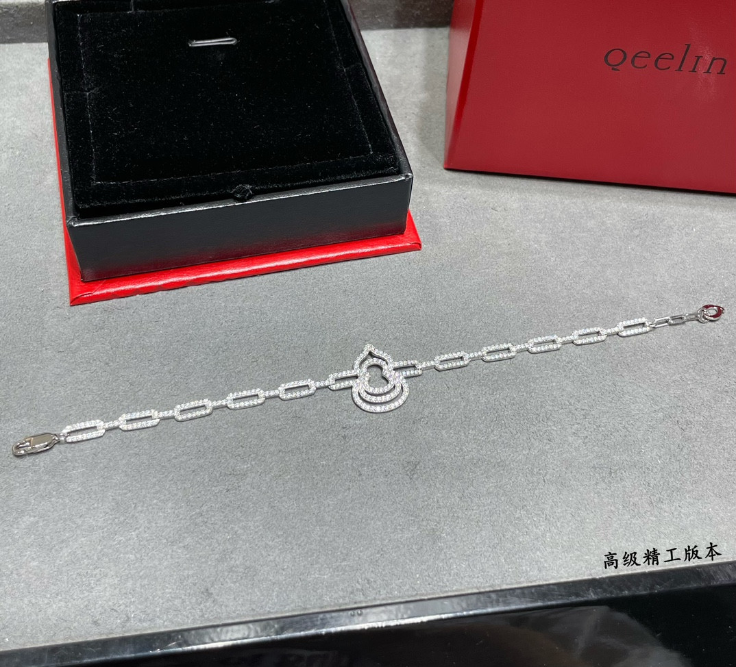 Qee1in triple loop gourd bracelet