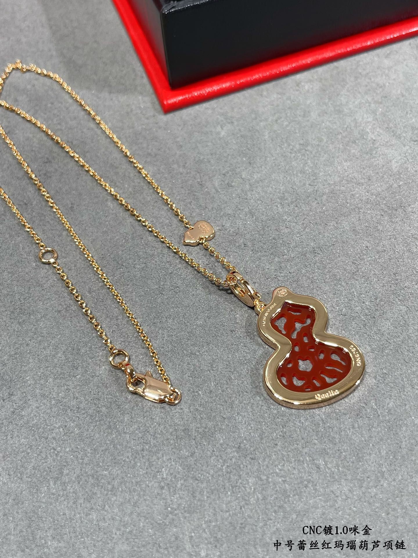 Qee1in medium lace red agate gourd necklace