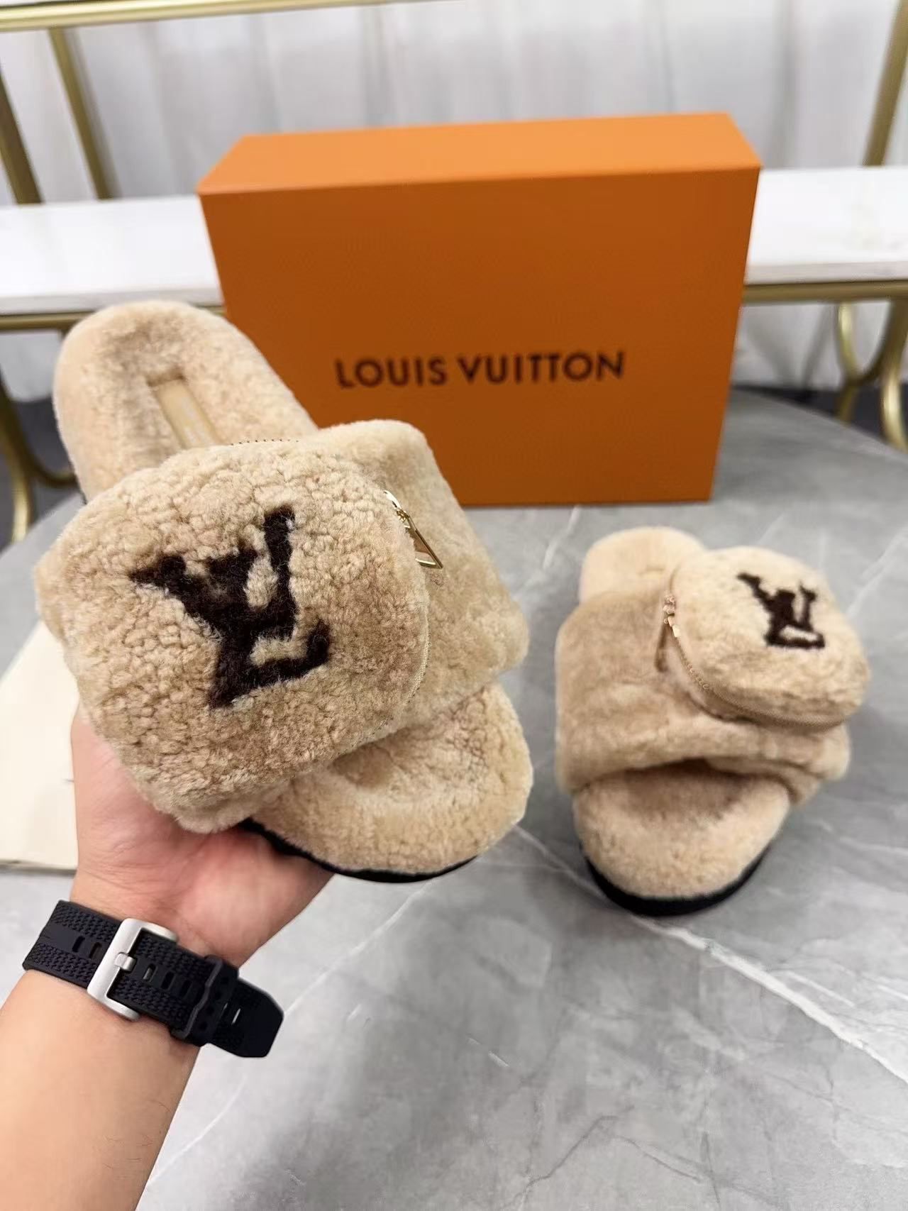 UA LV Slippers