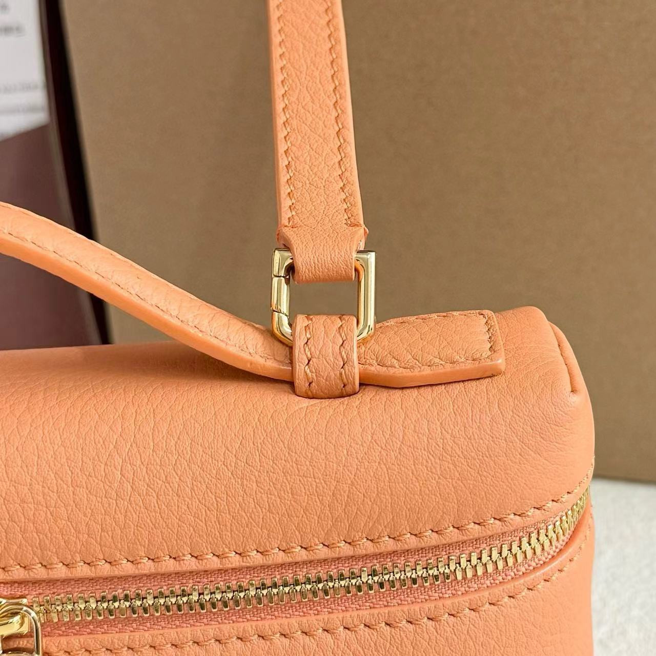 L**o p*ana extra pocket l19 grained calfskin 11 x 19 x 6.5 cm