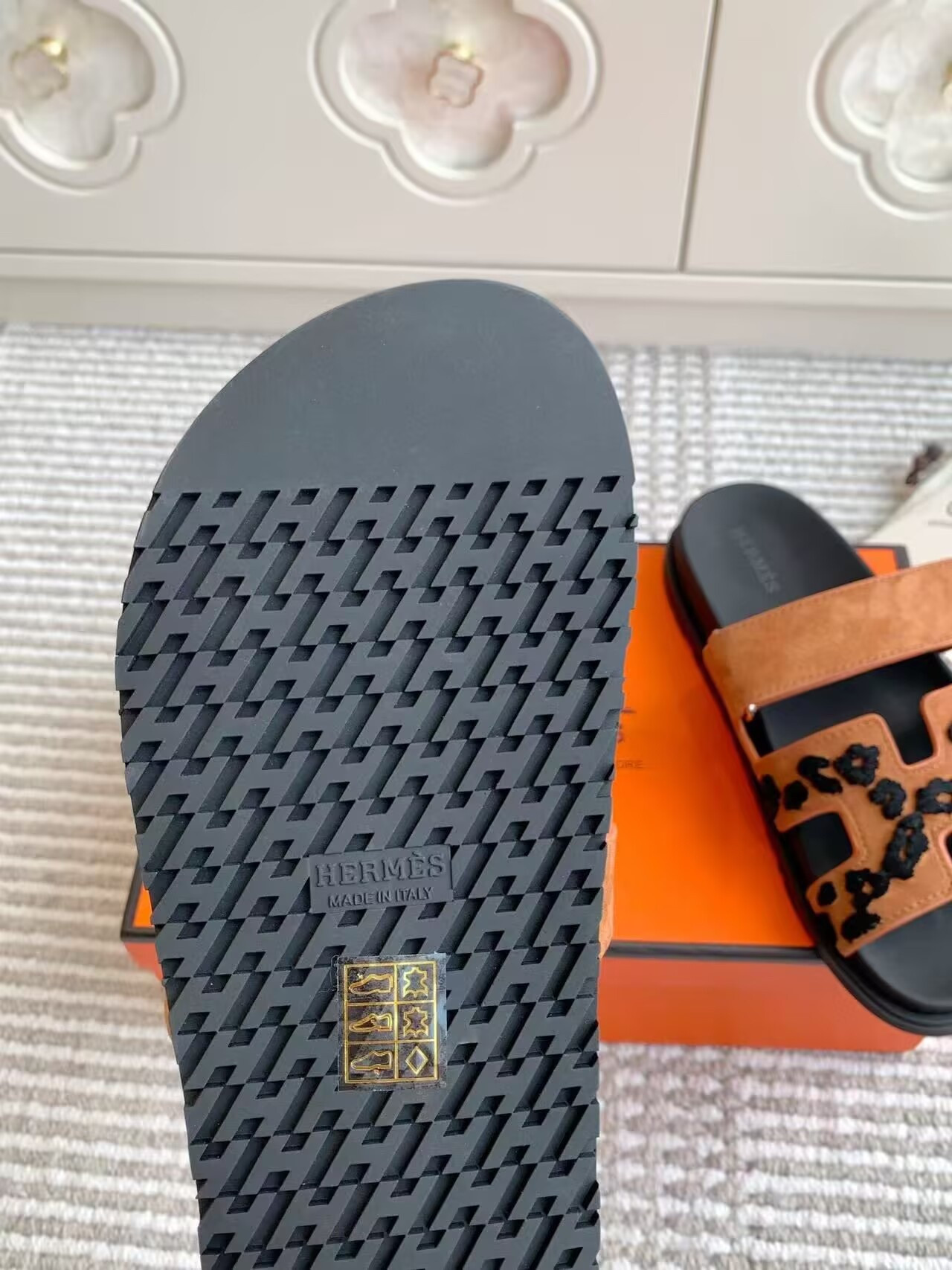ua H**mes chypre sandal