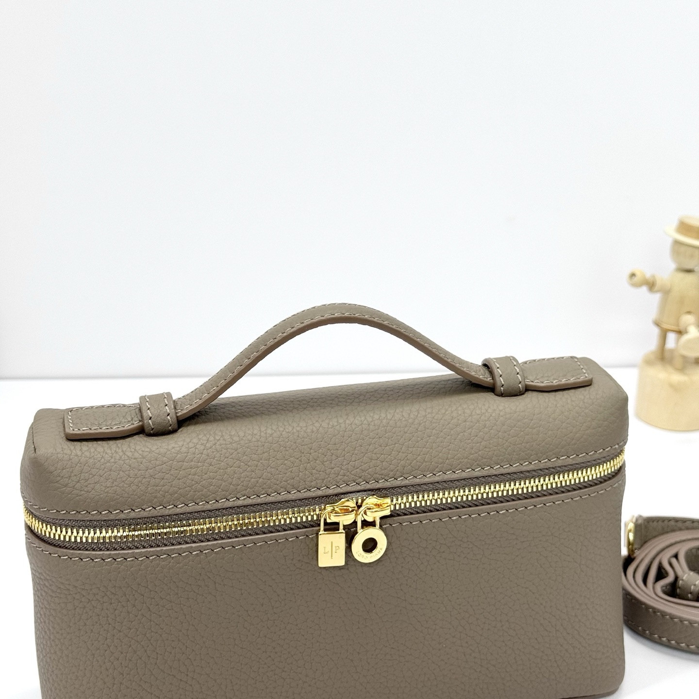 L**o p*ana extra pocket l19 grained calfskin 11 x 19 x 6.5 cm