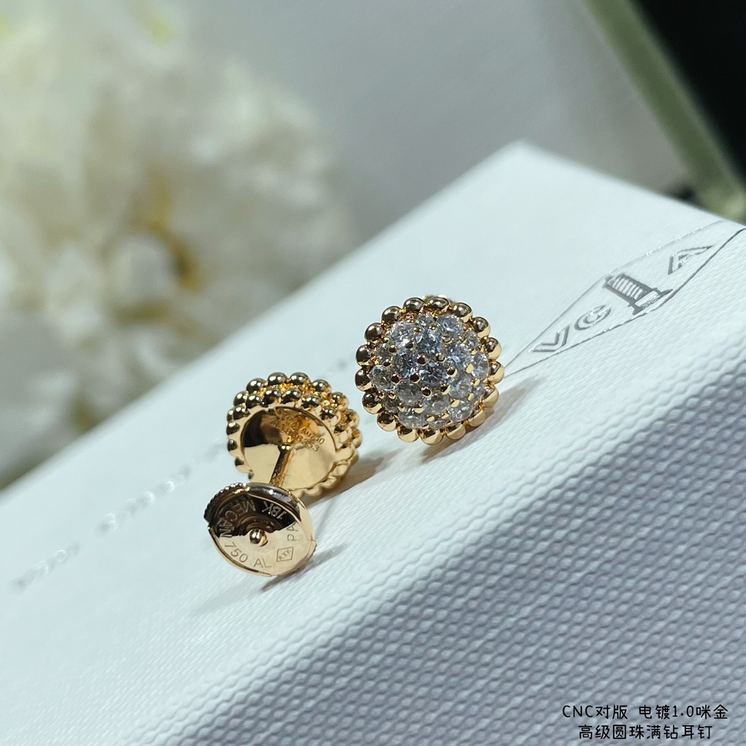 v*n cl*f & arpels round bead full Di*m*nd earrings