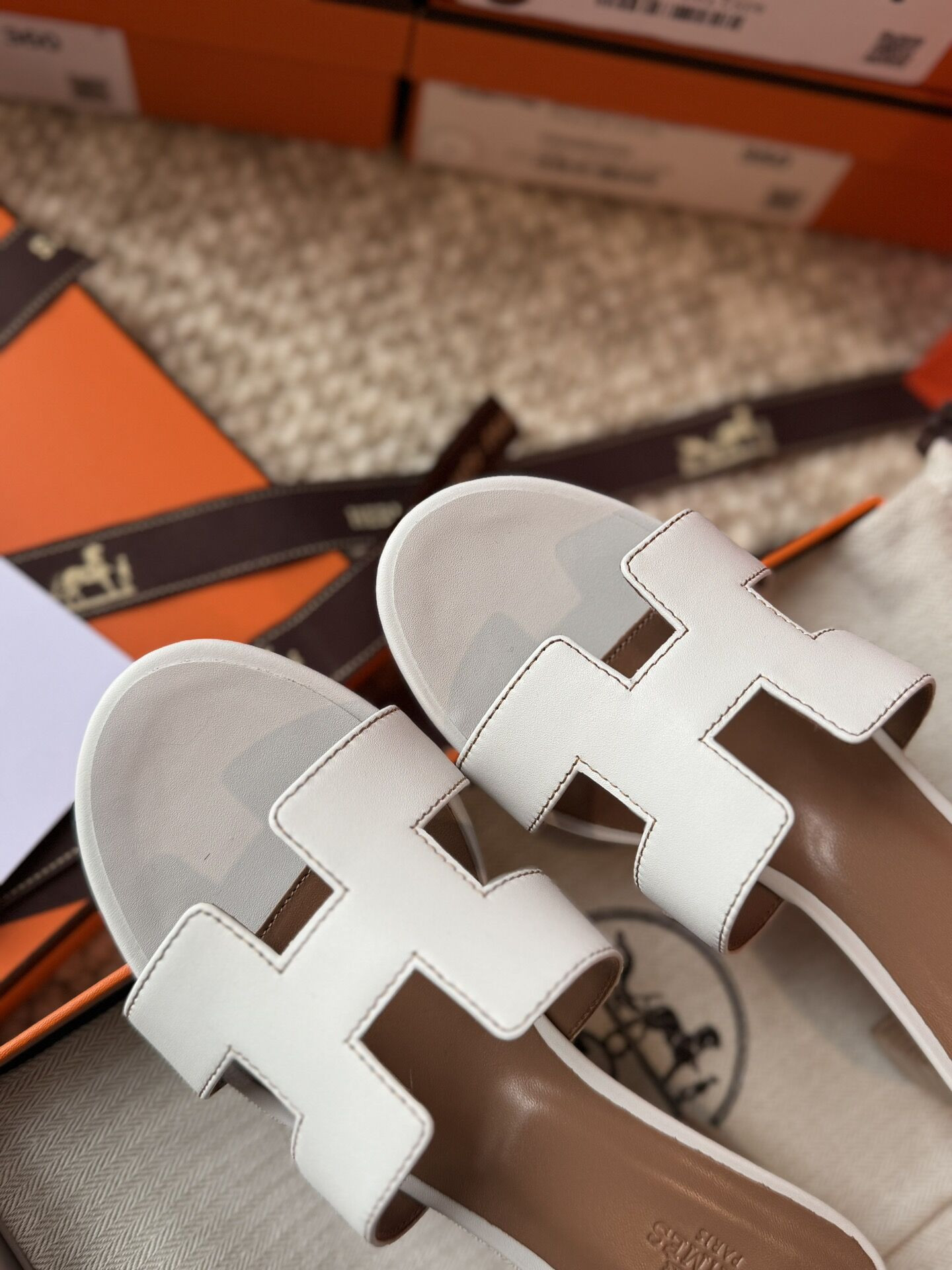 ua H**mes oasis white sandal