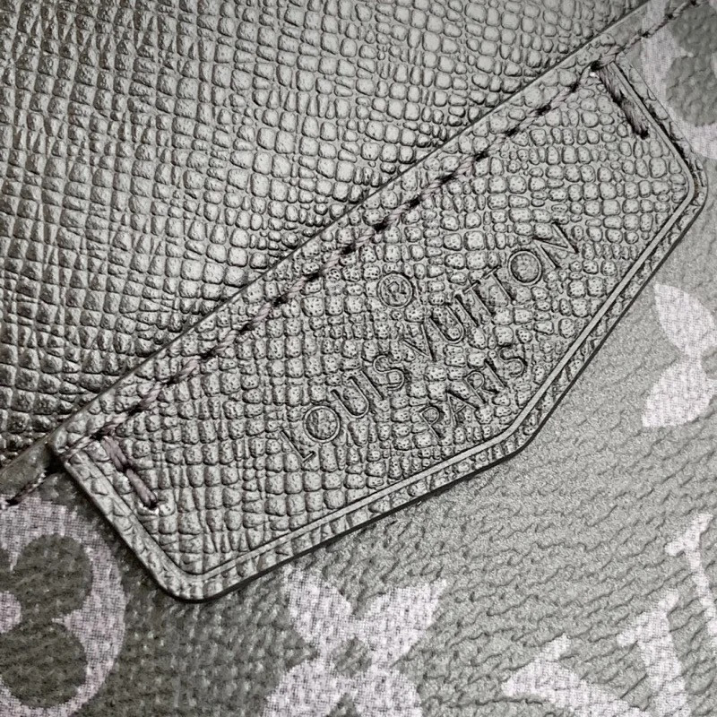 LV OUTDOOR SLINGBAG M30741