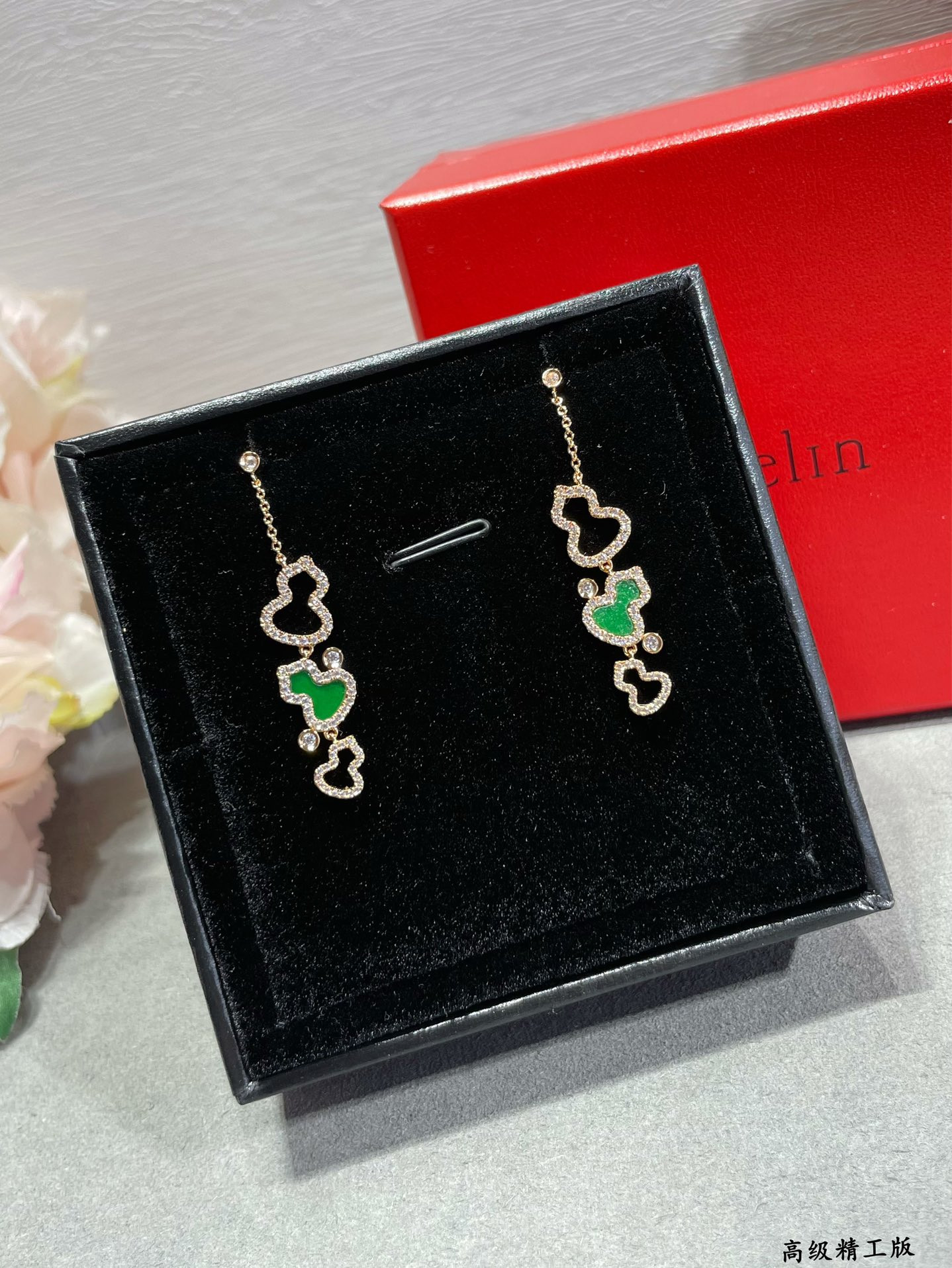 Qee1in agate triple gourd stud earrings