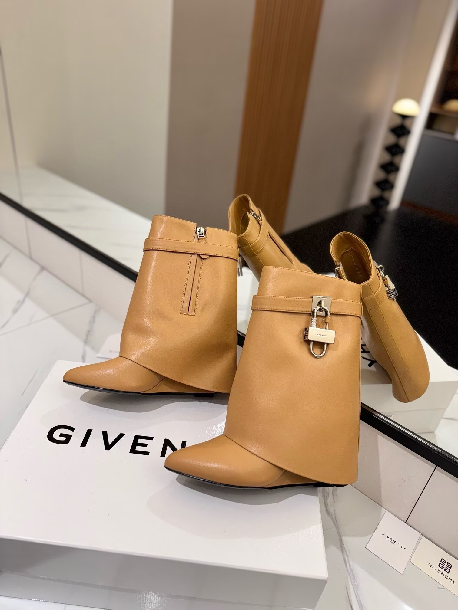 ua G1uenchy boots