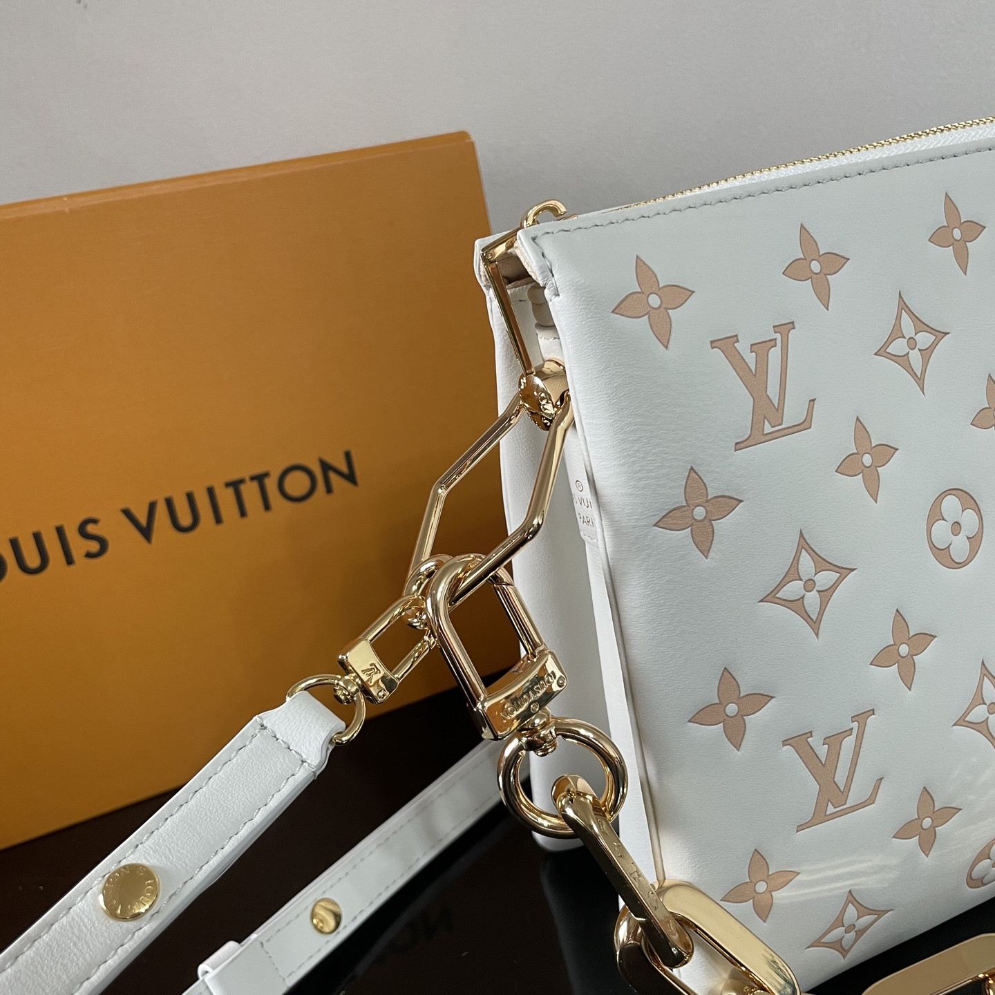 LV Coussin PM M14503 26x20x12cm