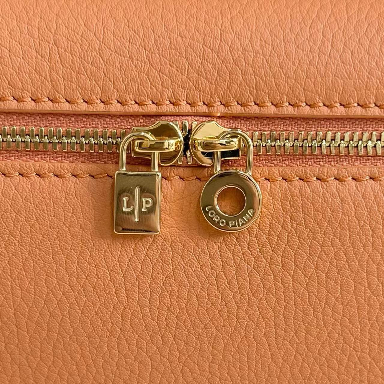 L**o p*ana extra pocket l19 grained calfskin 11 x 19 x 6.5 cm