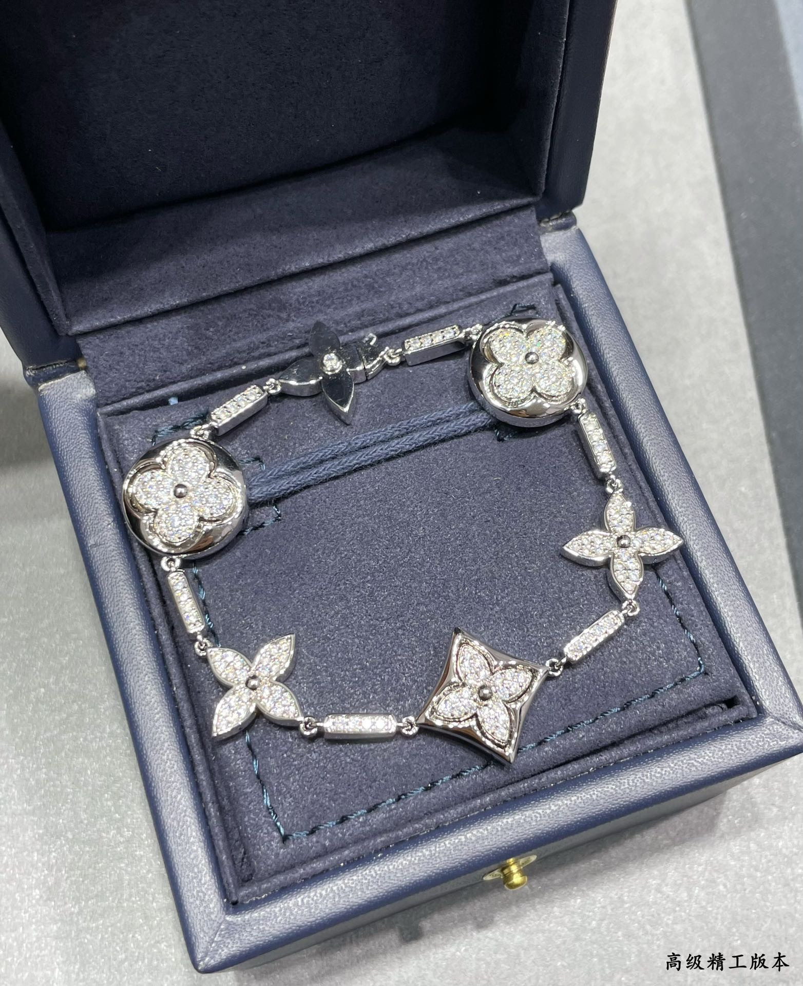 l0*is vuitto large six-flower full Di*m*nd bracelet