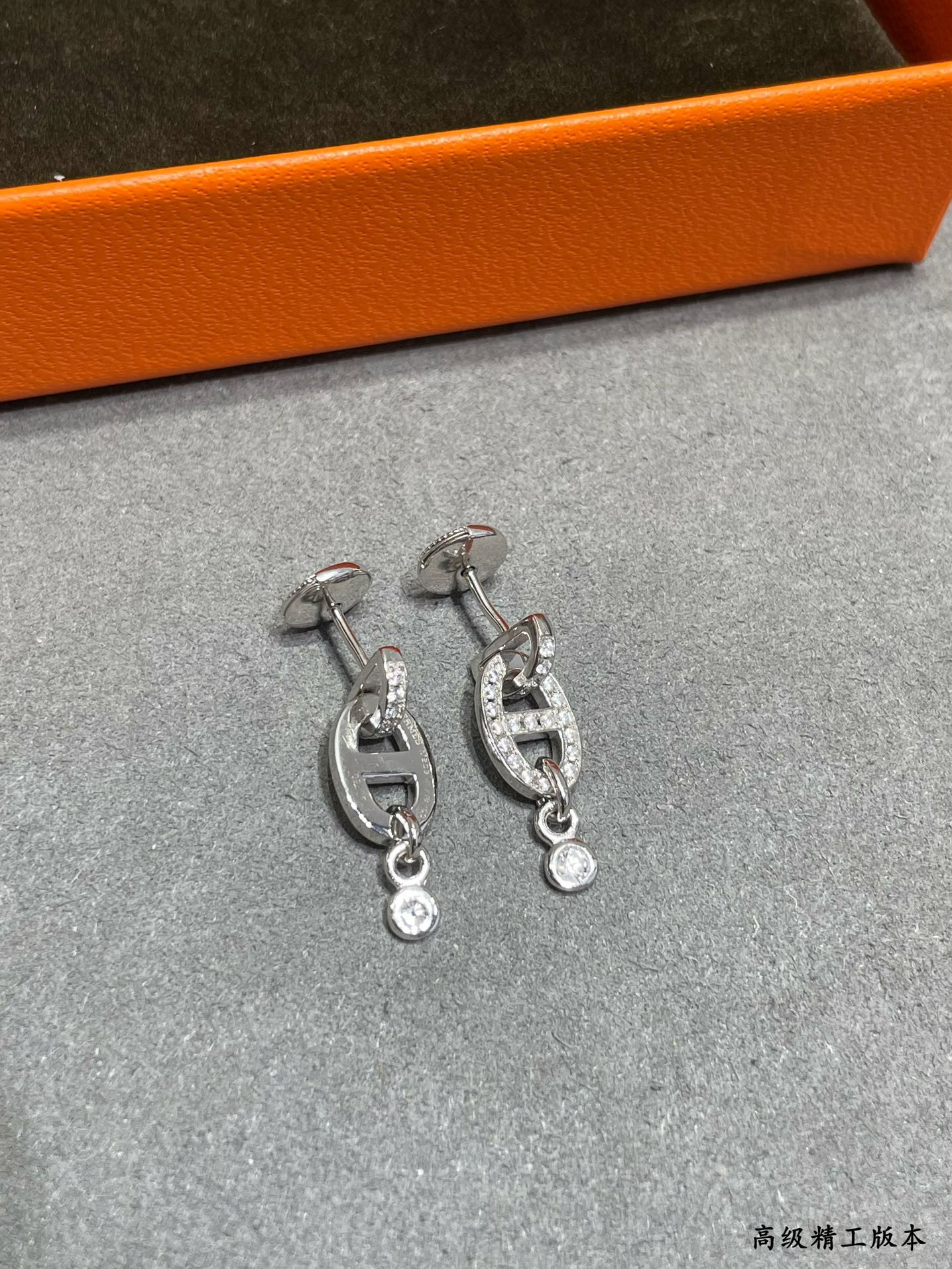H**mes h stud earrings