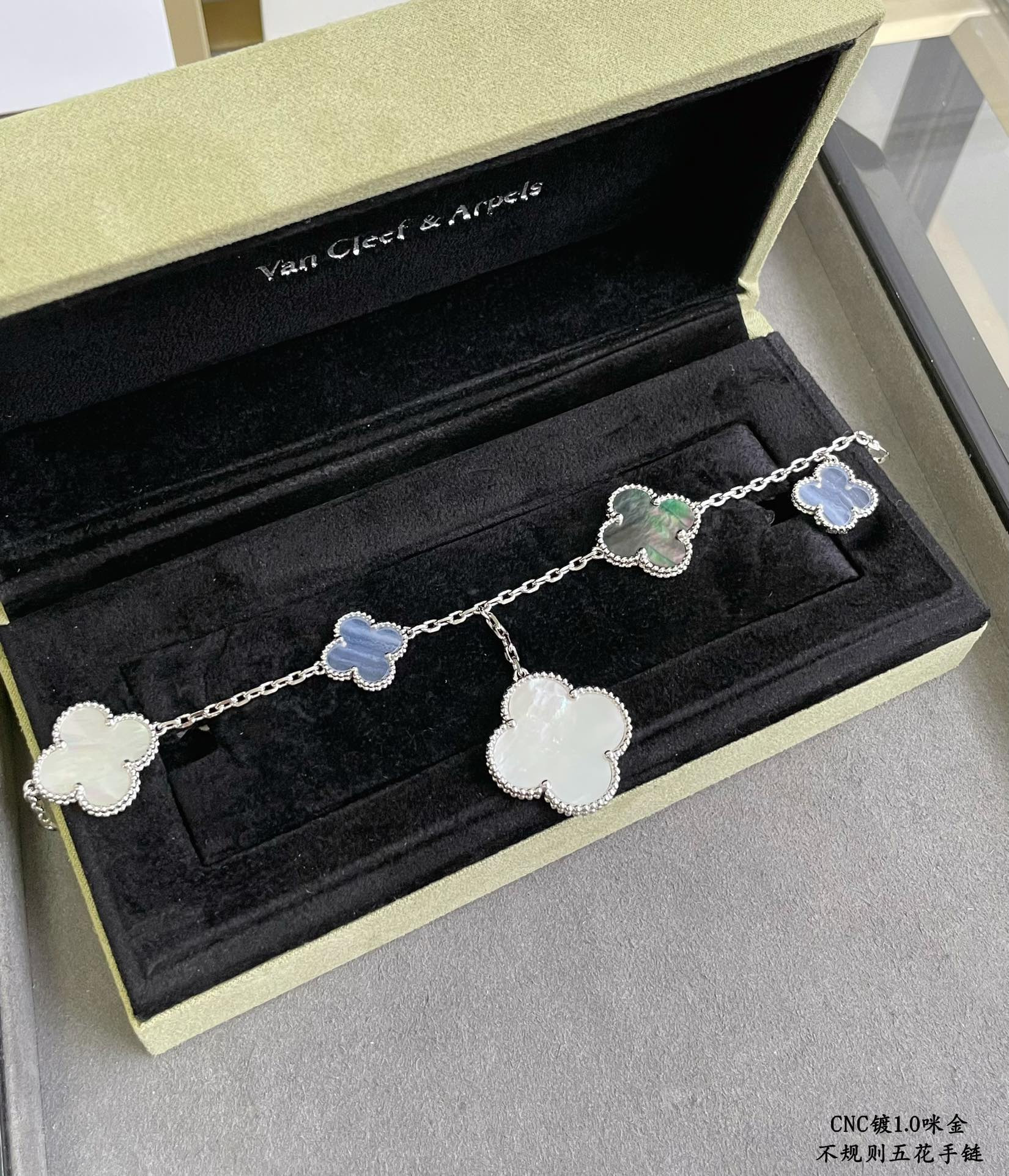 V*N CL*F & arpels irregular five-leaf clover bracelet