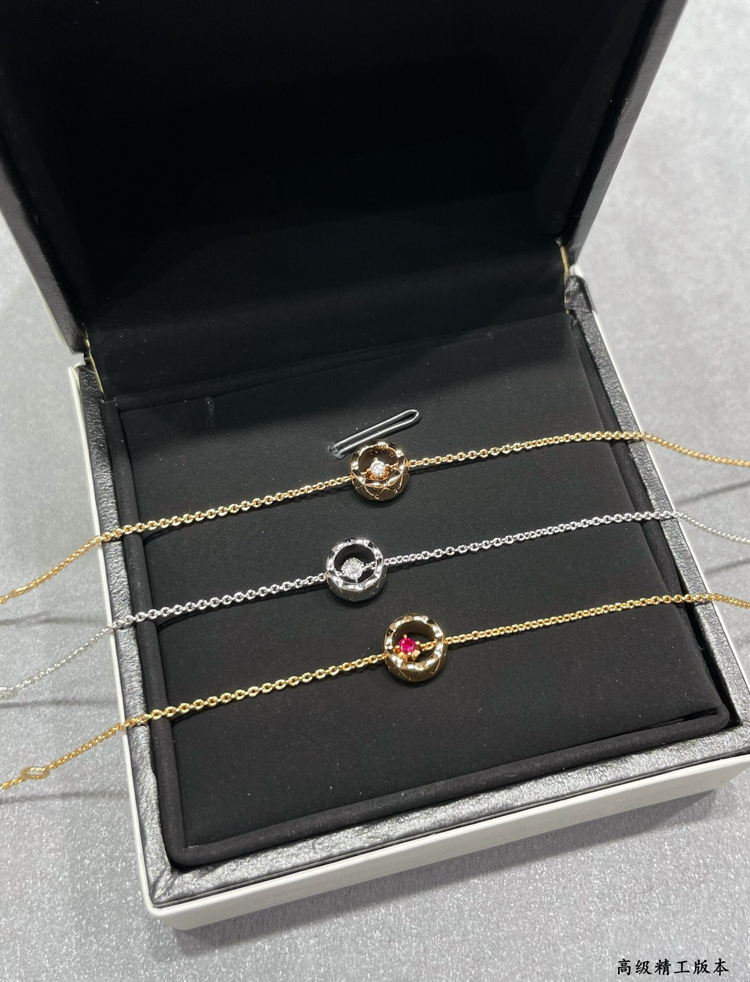 ch*el carved Di*m*nd-shaped gold bead bracelet