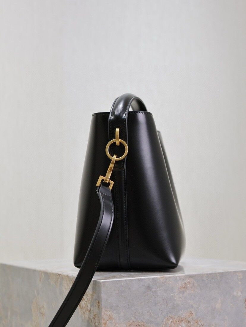 Y*L le 37 in shiny leather 17x20x13cm