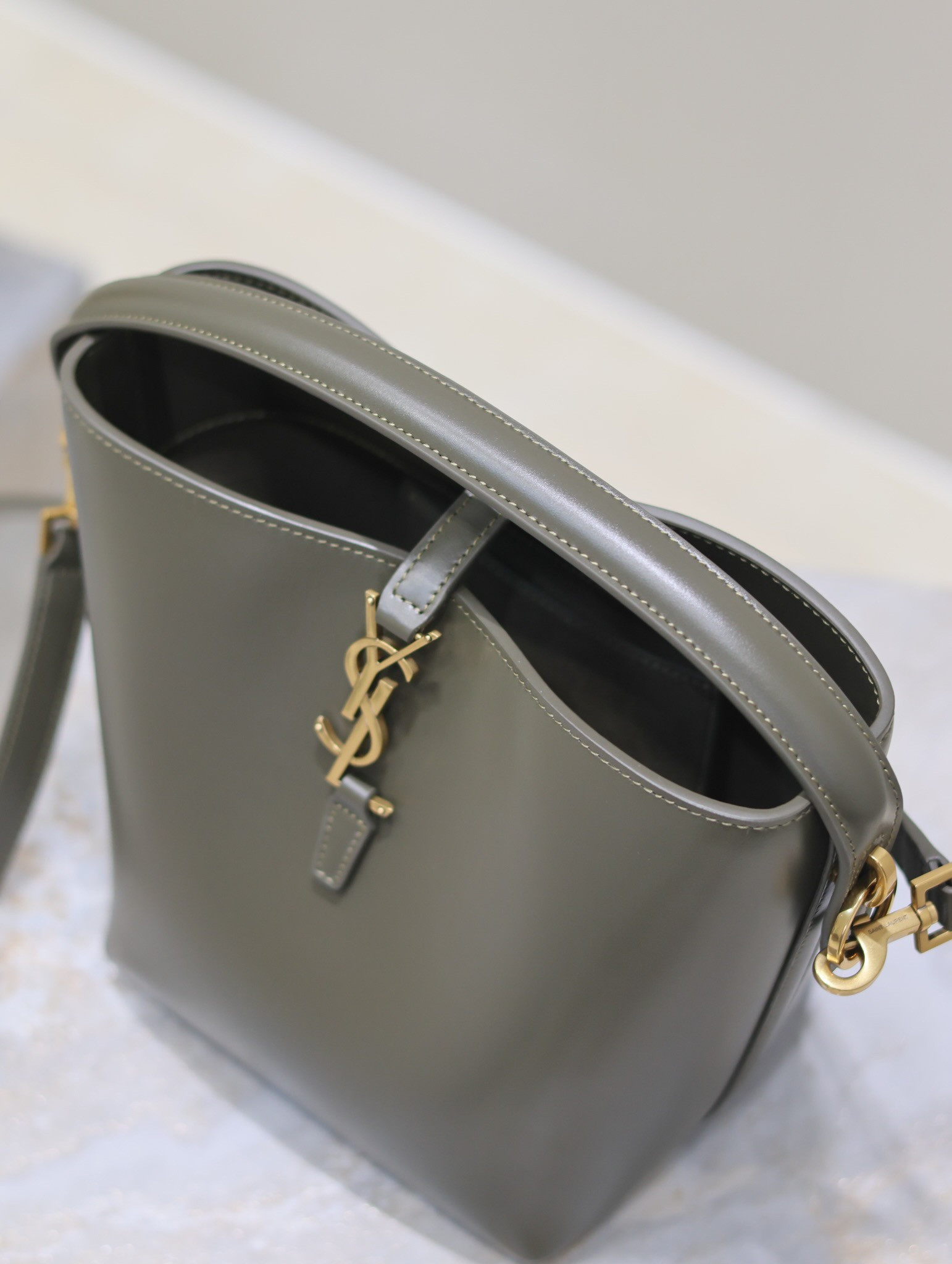 Y*L le 37 in shiny leather 17x20x13cm