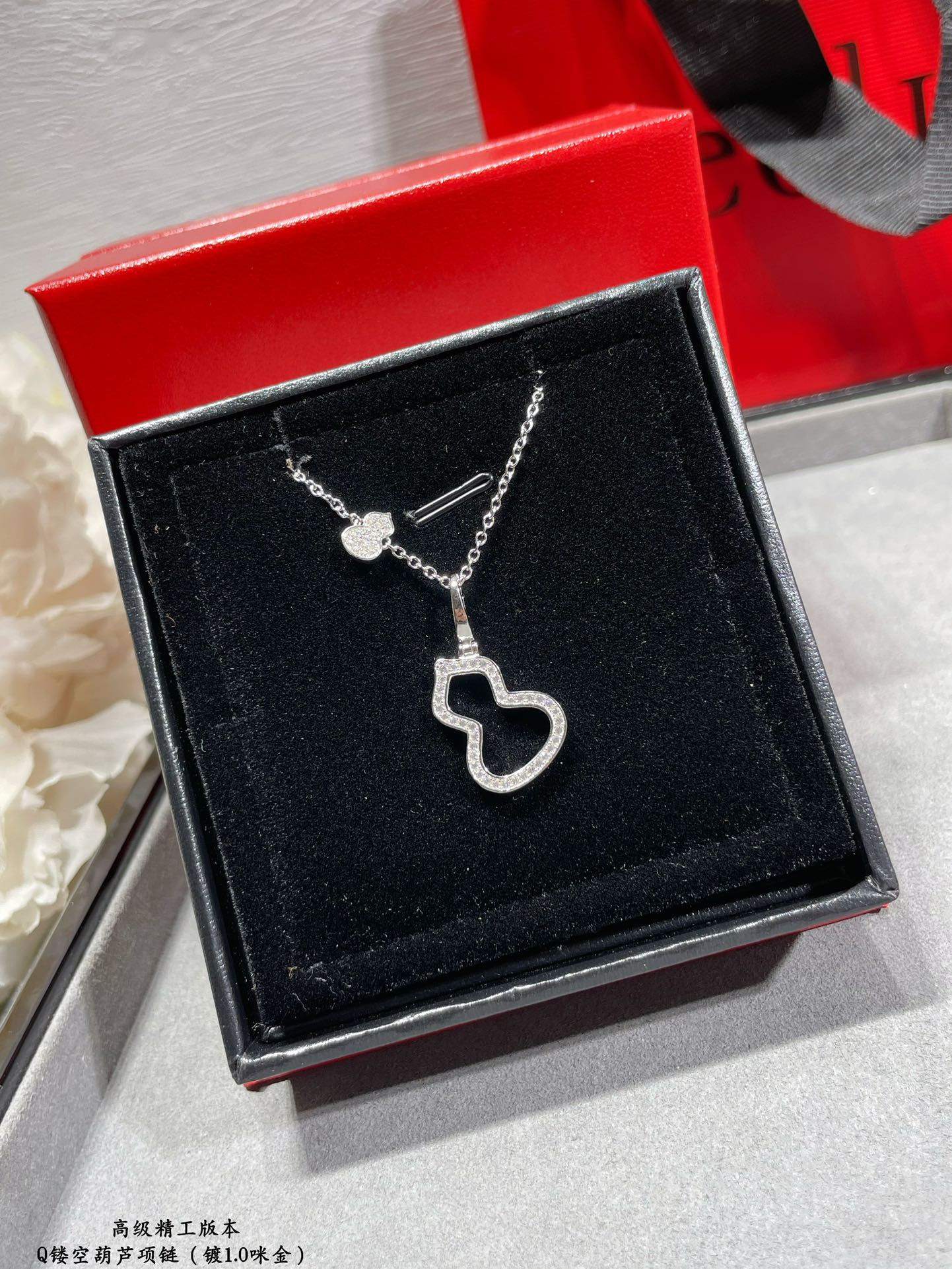 Qee1in hollow gourd necklace