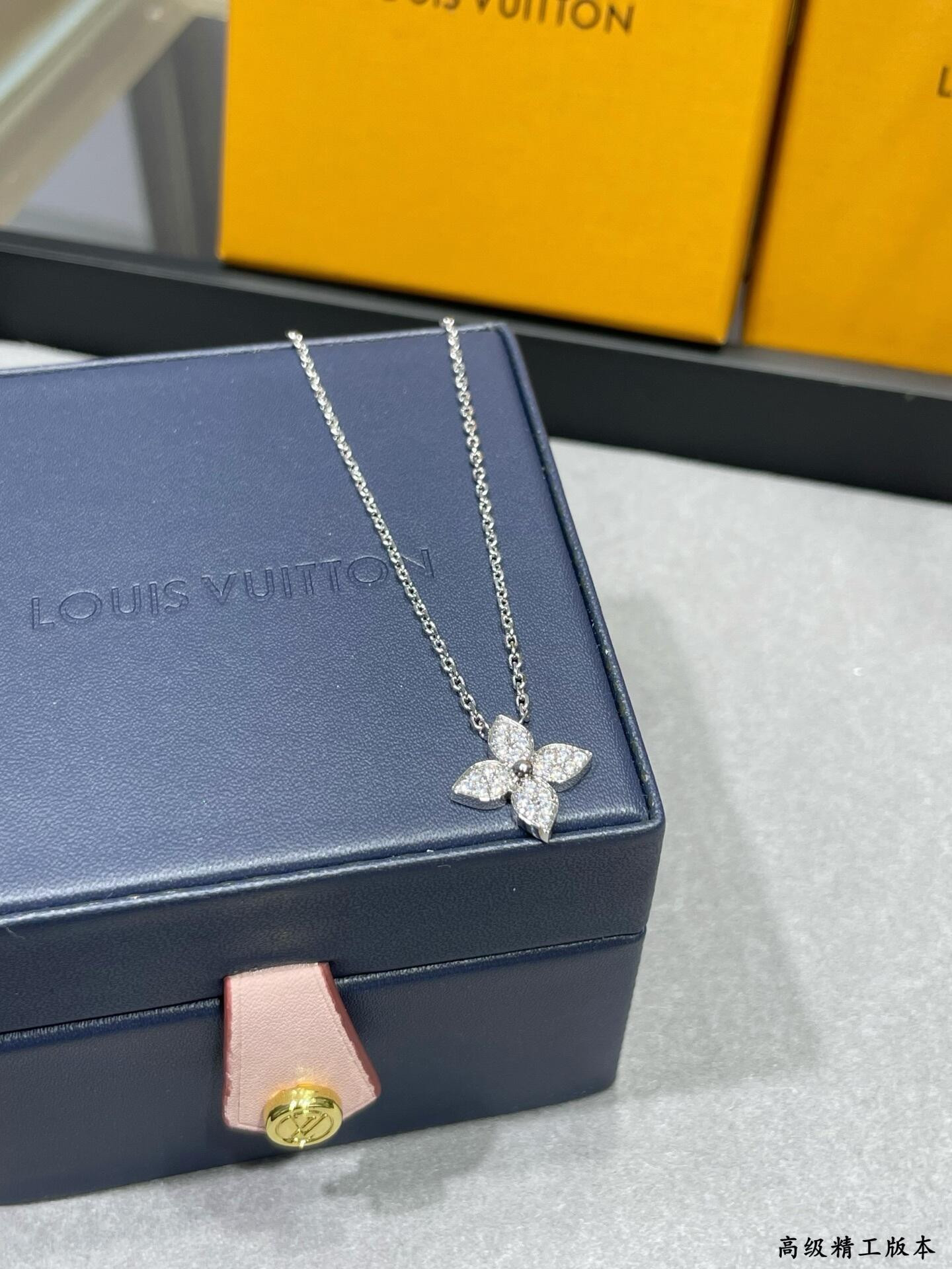 lv single flower full Di*m*nd necklace