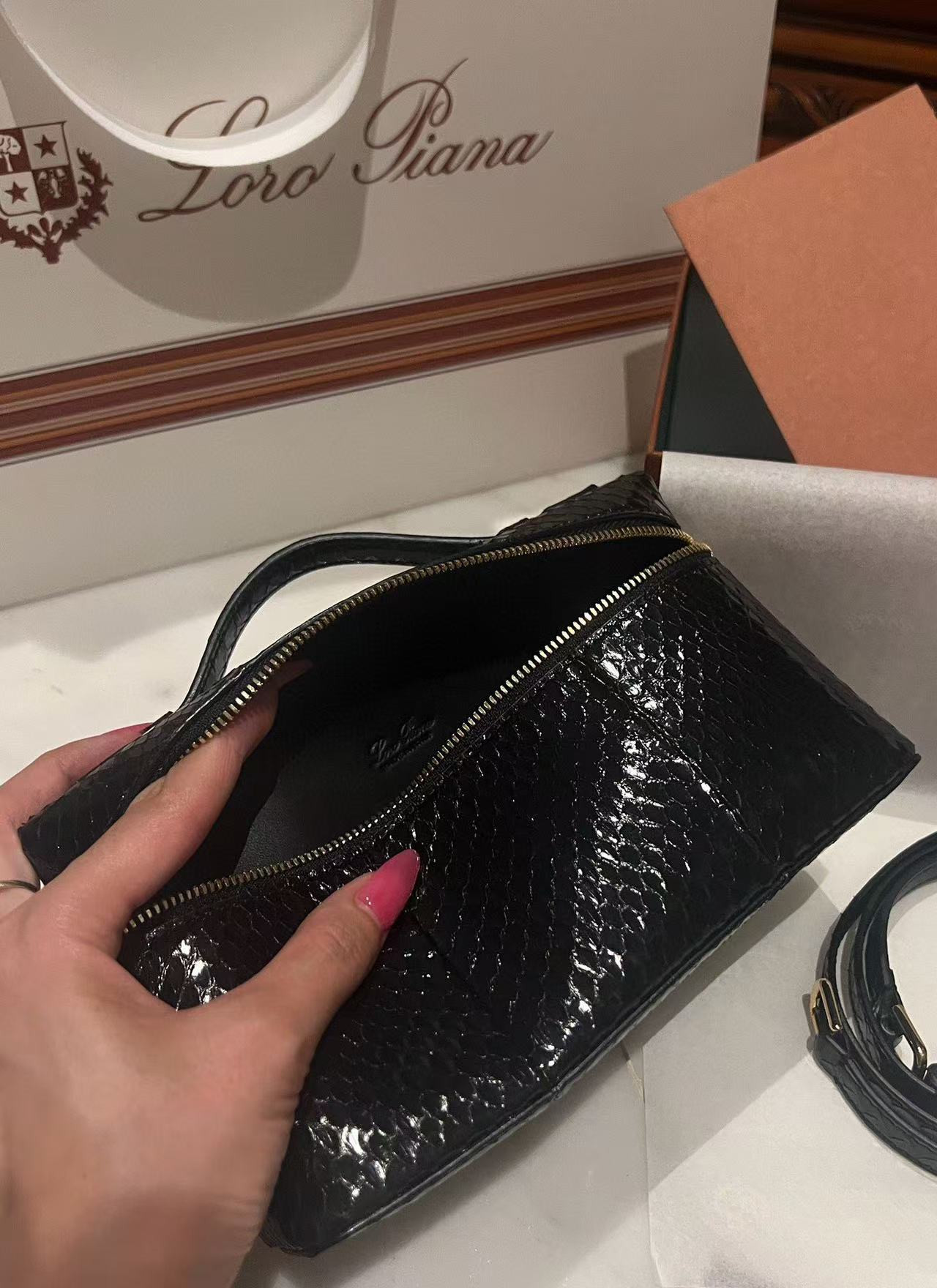 L**o p*ana extra pocket l19 bag 11x19x6.5cm