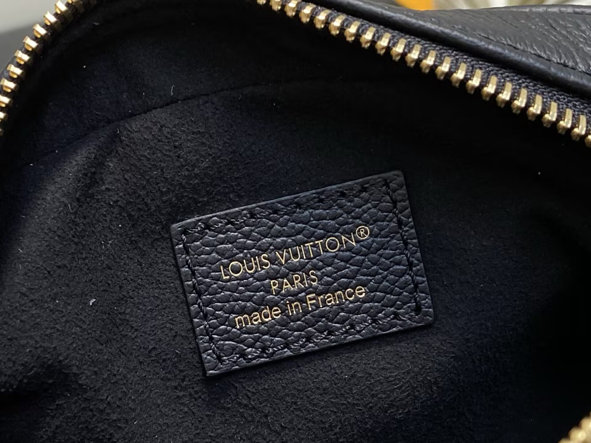 LV Tiny Camera Bag M25518 13x6x19cm