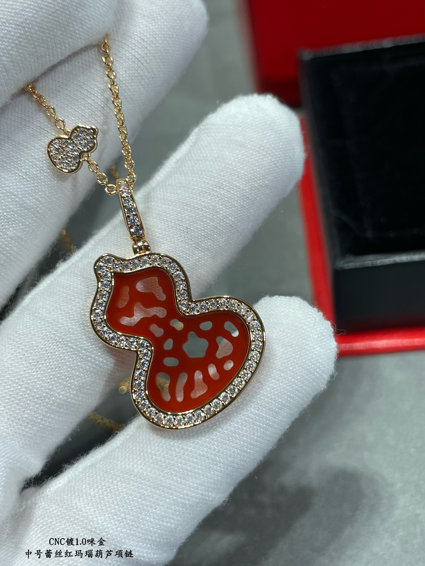 Qee1in medium lace red agate gourd necklace