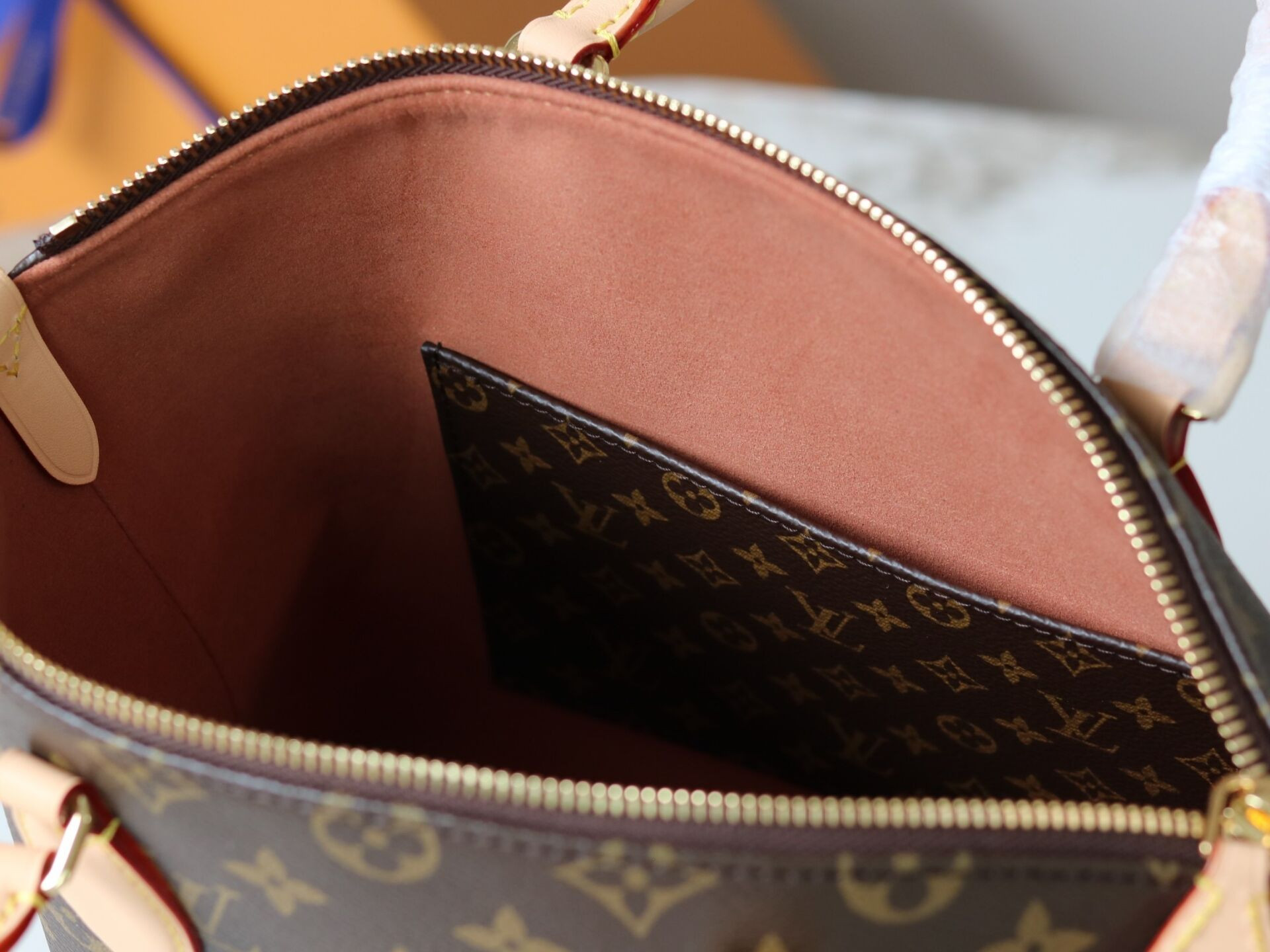 LV Neo Lockit PM M26532 33x24x12cm